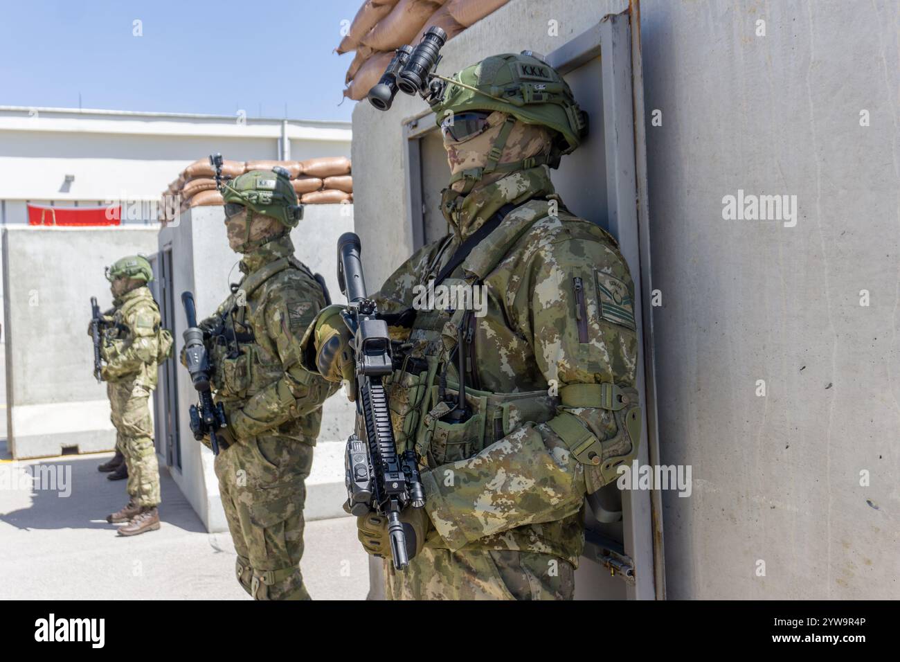 Türkische Kommandos, ausgestattet mit Nachtsichtbrille, holografischem Visier, Laserpointer, Wärmebildkamera und dem Sturmgewehr MPT-55K Stockfoto