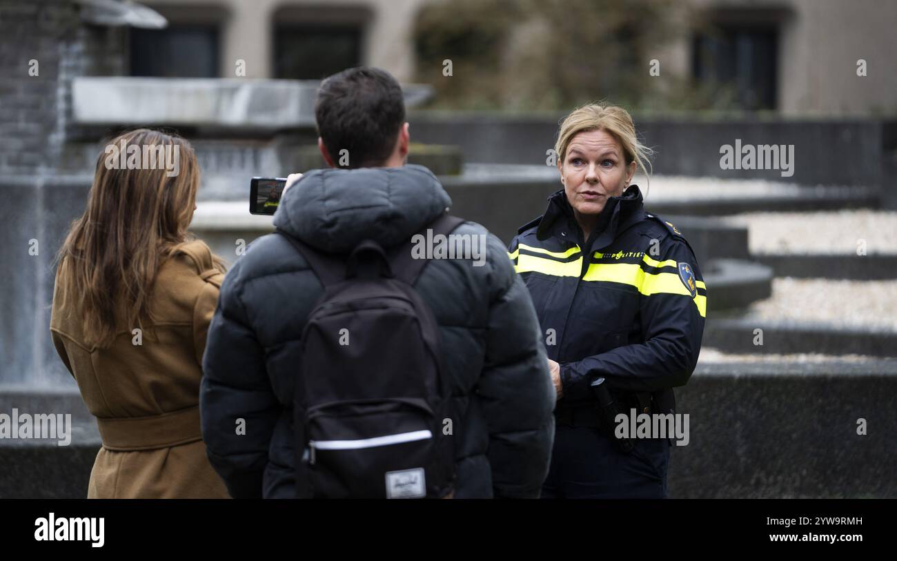 DEN HAAG - Karin Krukkert, Polizeichef der Haager Einheit, spricht im Polizeipräsidium mit der Presse. Die Polizei hat drei Verdächtige wegen möglicher Beteiligung an den Explosionen im Tarwekamp in den Haag verhaftet. Mehrere Autos wurden ebenfalls beschlagnahmt. ANP JEROEN JUMELET niederlande Out - belgien Out Stockfoto