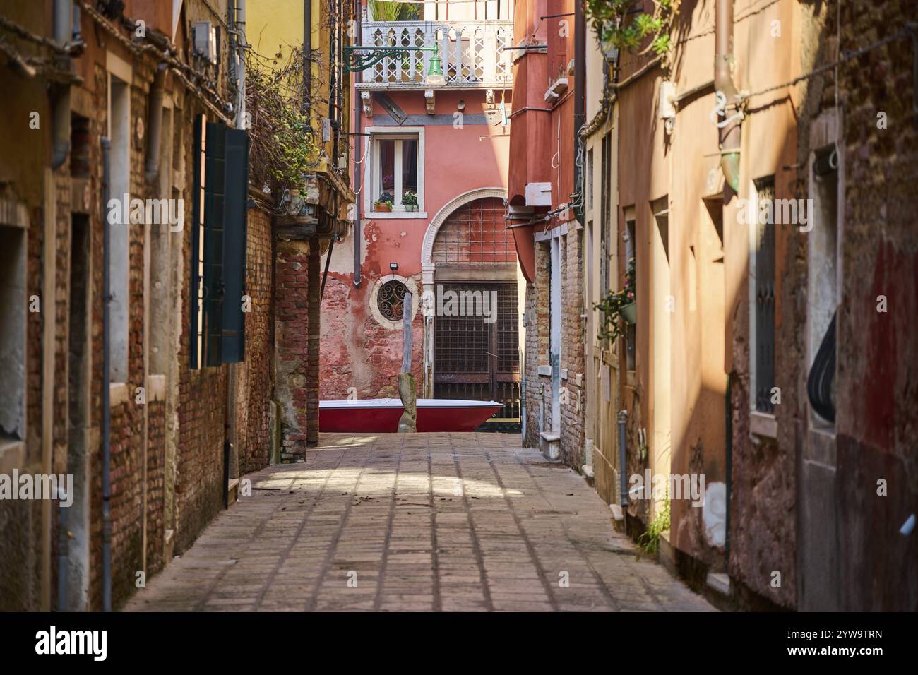 Blick auf eine alte Straße durch die Häuser von Venedig an einem sonnigen Tag im Winter, Italien, Europa Stockfoto