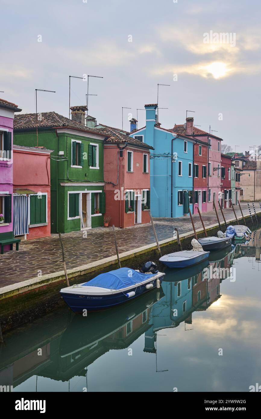 Farbenfrohe Häuser neben dem Wasserweg zwischen 'Riva dei Santi' und 'Fondamenta di Terranova' mit Booten, die im Wasser auf der Insel Burano liegen Stockfoto