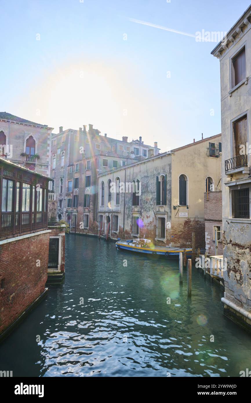 Blick auf eine Wasserstraße mit Booten, die im Wasser liegen, in Venedig an einem sonnigen Tag im Winter, Italien, Europa Stockfoto