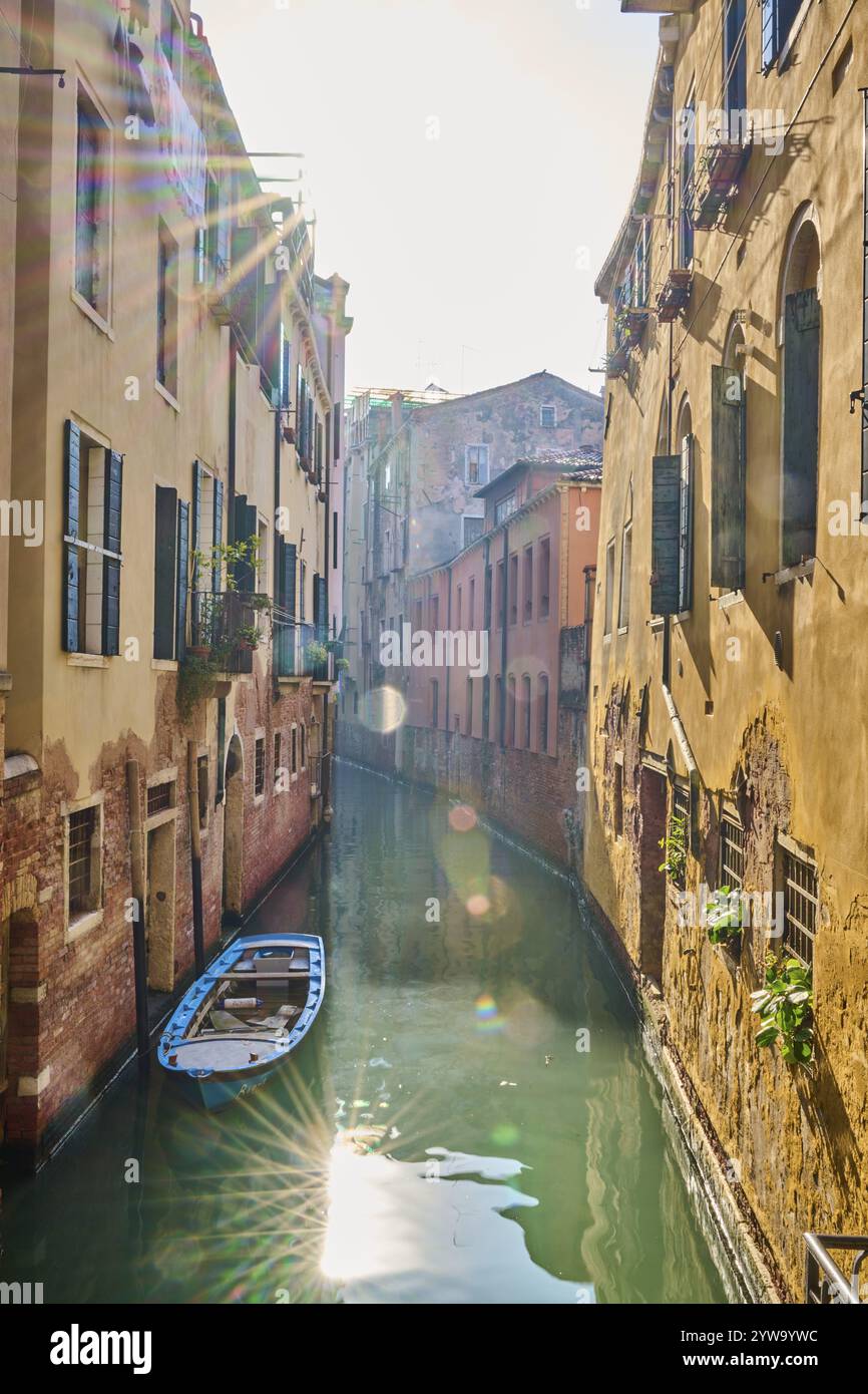 Blick auf eine Wasserstraße mit Booten, die im Wasser liegen, in Venedig an einem sonnigen Tag im Winter, Italien, Europa Stockfoto
