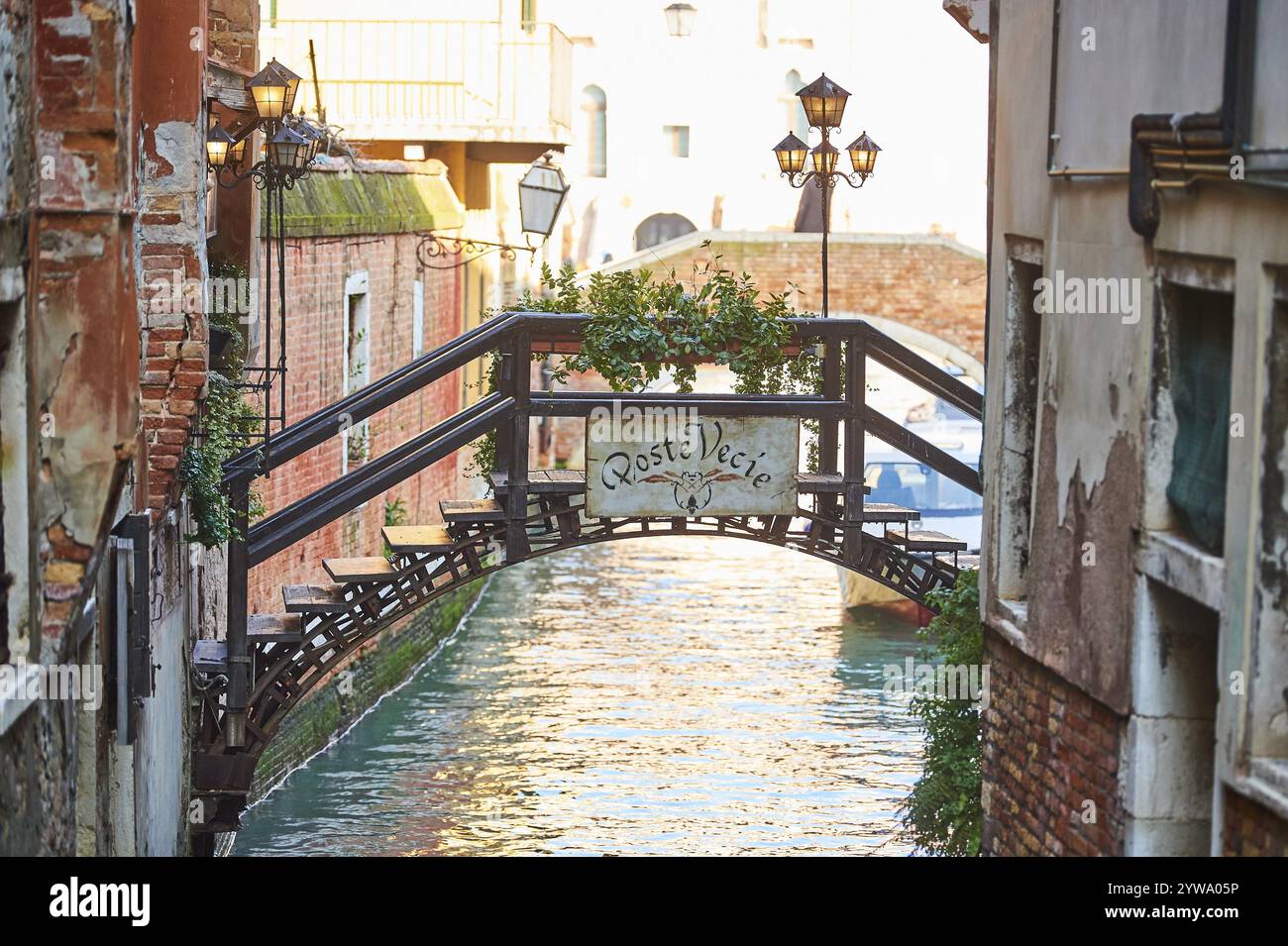 Blick auf eine kleine Brücke mit der Aufschrift „Poste Vecie“, die an einem sonnigen Wintertag über einen Wasserweg in Venedig führt, Italien, Europa Stockfoto