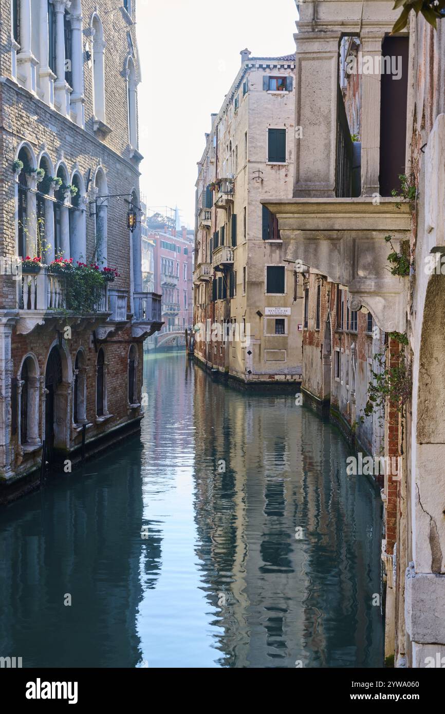 Blick von einer Gondel auf einer Wasserstraße in Venedig durch die Häuser an einem ruhigen und sonnigen Morgen im Winter, Italien, Europa Stockfoto