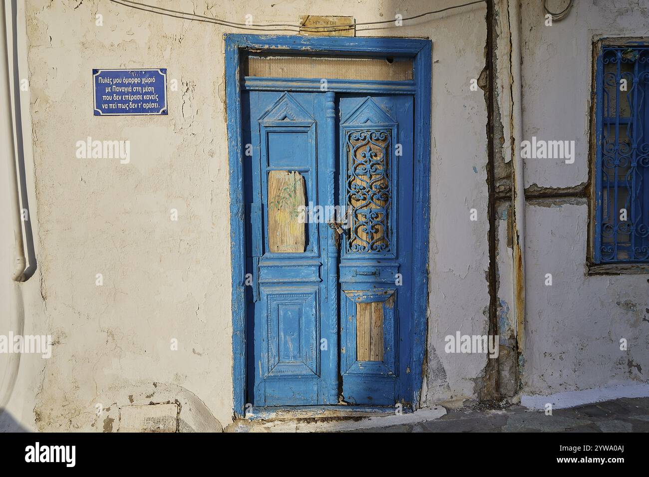 Detail einer alten blauen Holztür eines historischen Gebäudes, Pyles Dorf, Westküste, Karpathos, Dodekanese, Griechische Inseln, Griechenland, Europa Stockfoto