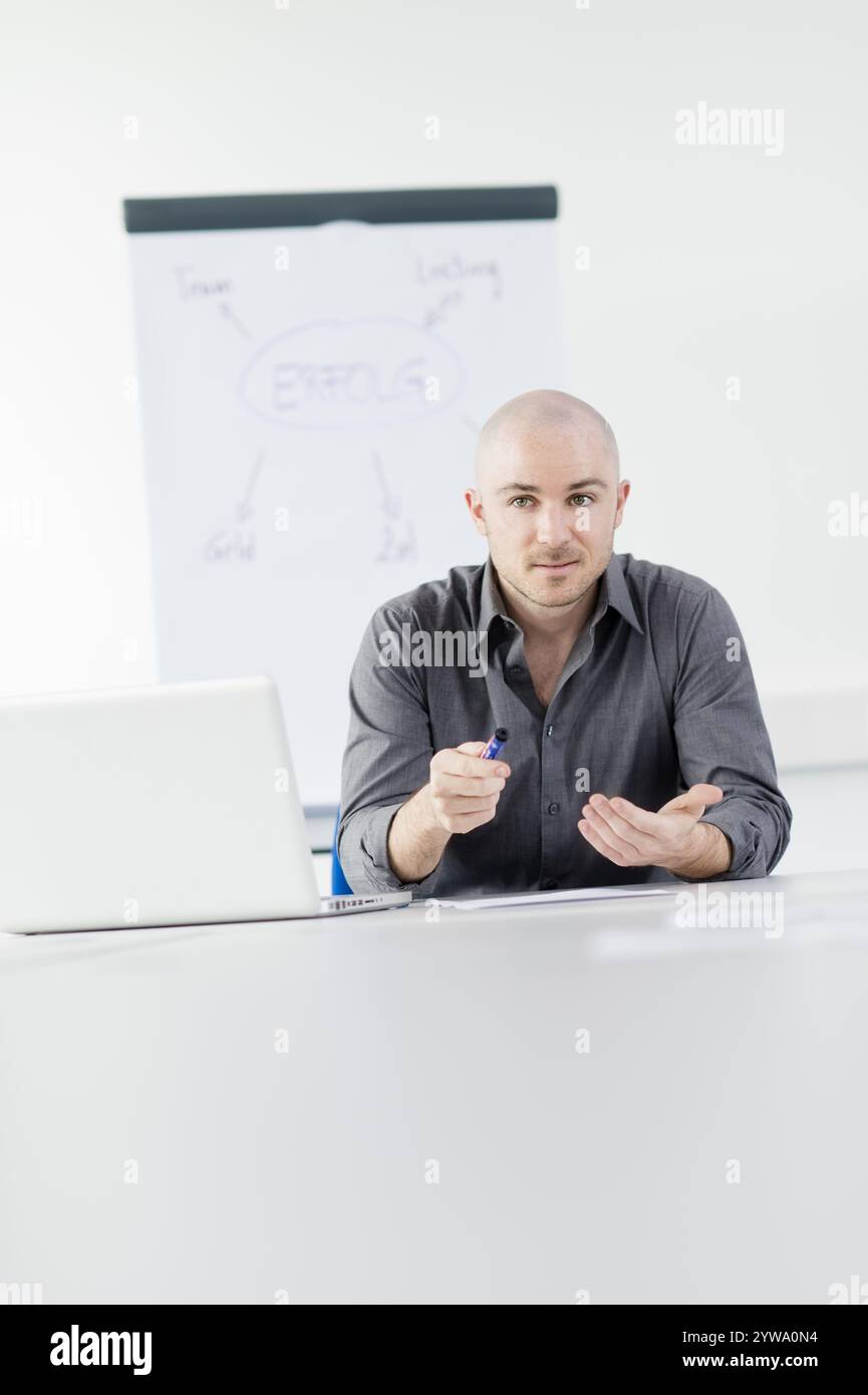 Mann im Büro Stockfoto