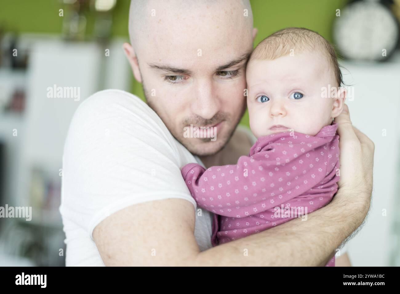 Vater mit Tochter im Arm, Vater mit Tochter Stockfoto