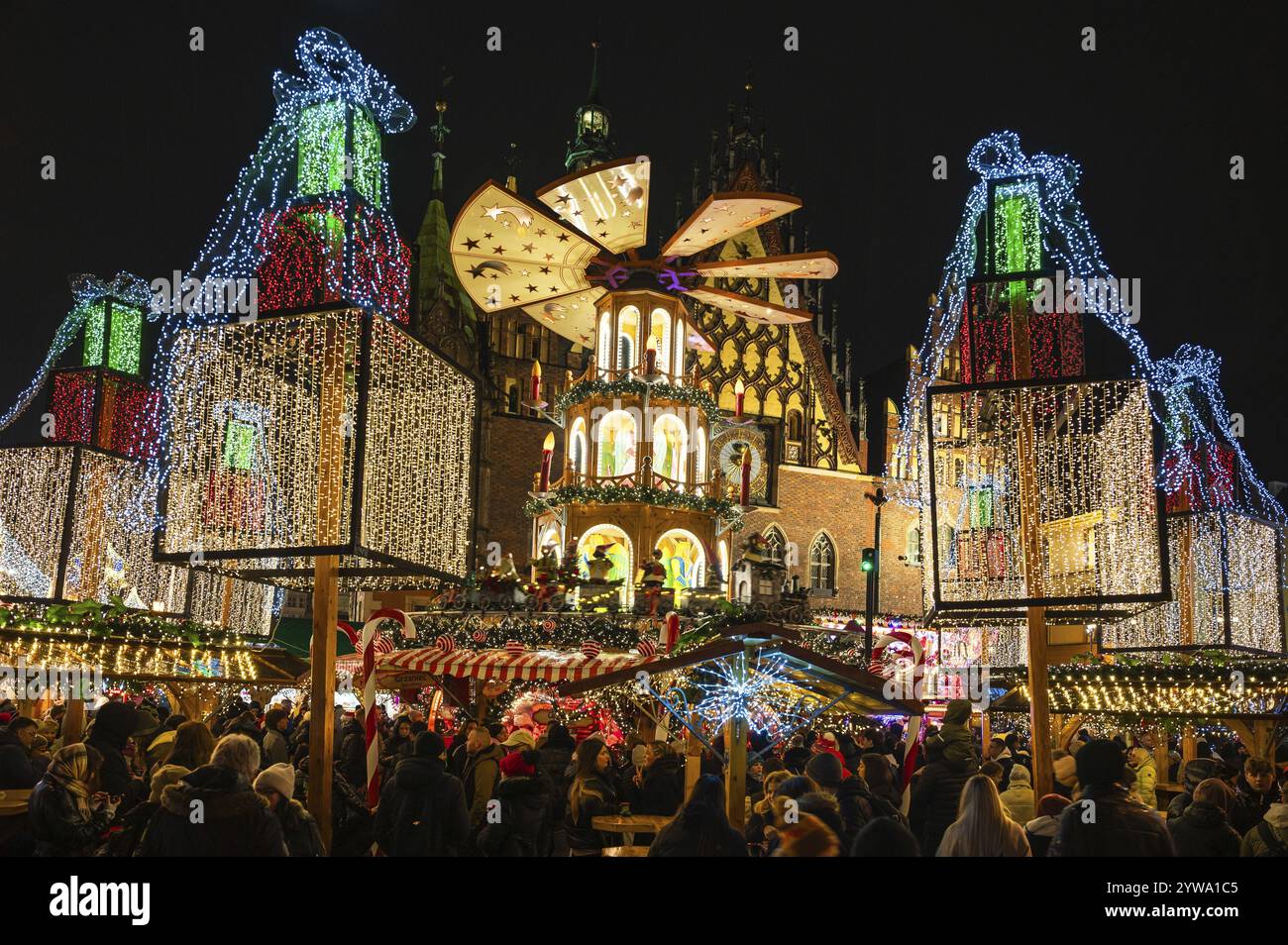 BRESLAU, POLEN, 6. DEZEMBER 2024: Traditionelle Weihnachtsmesse namens Jarmark Bozonarodzeniowy auf dem Marktplatz Stockfoto