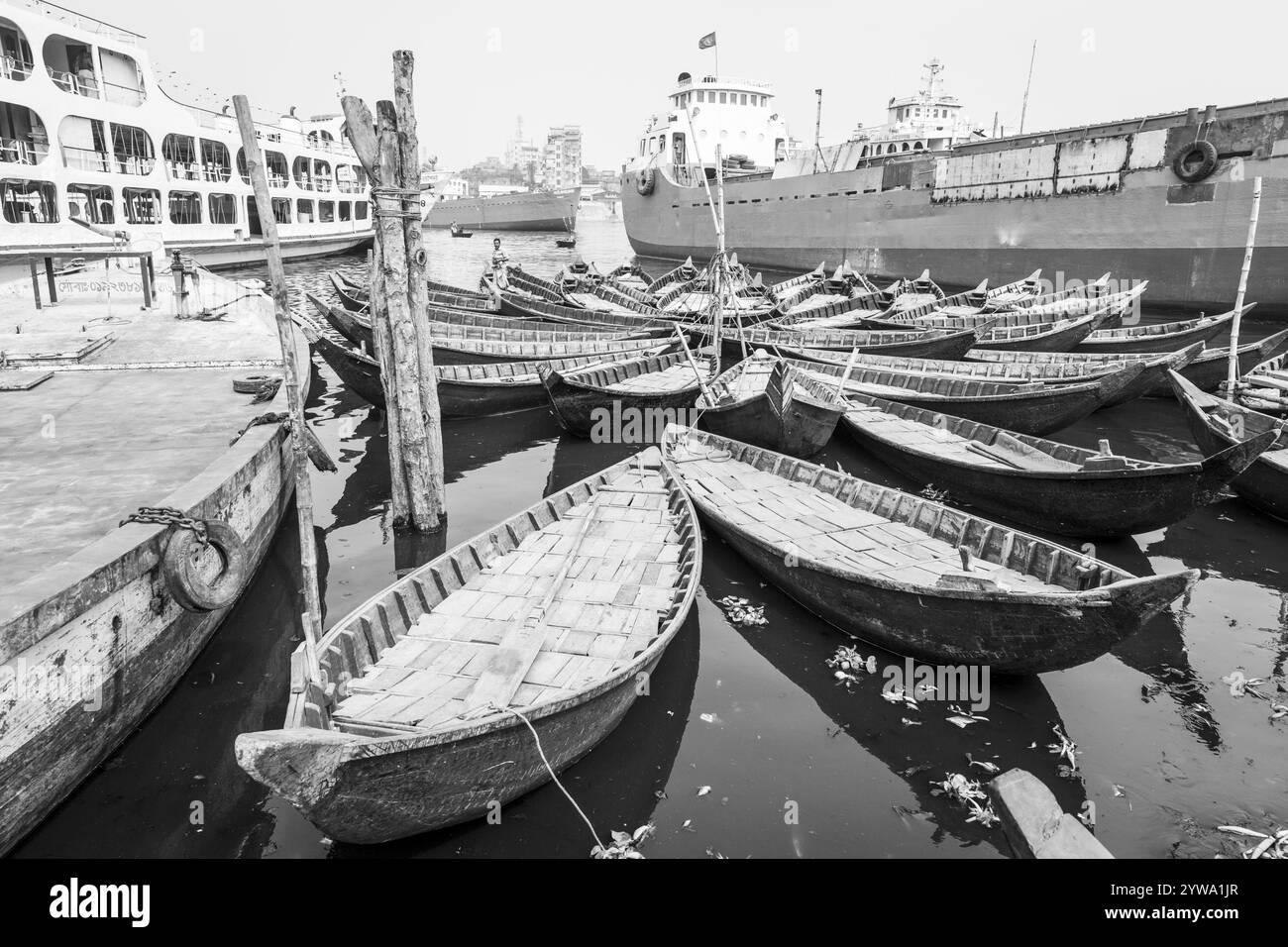 Boote auf einem Steg, Monochrom, Dhaka, Bangladesch, Asien Stockfoto