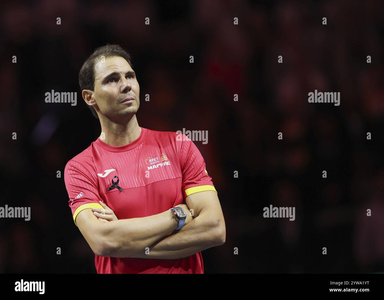 Rafael Nadal (ESP) sieht sich während einer Tribute-Zeremonie ein Video seiner Karriere an, während er sich während des Davis Cup f 2024 vom professionellen Tennis zurückzieht Stockfoto