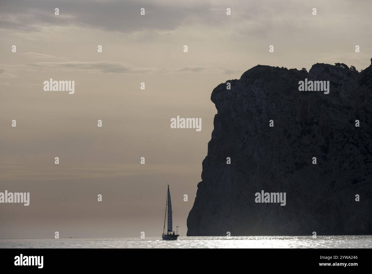 Segelschiff vorbei an Cabo de Formentor, Tramuntana Küste, Pollensa, Mallorca, Balearen, Spanien, Europa Stockfoto