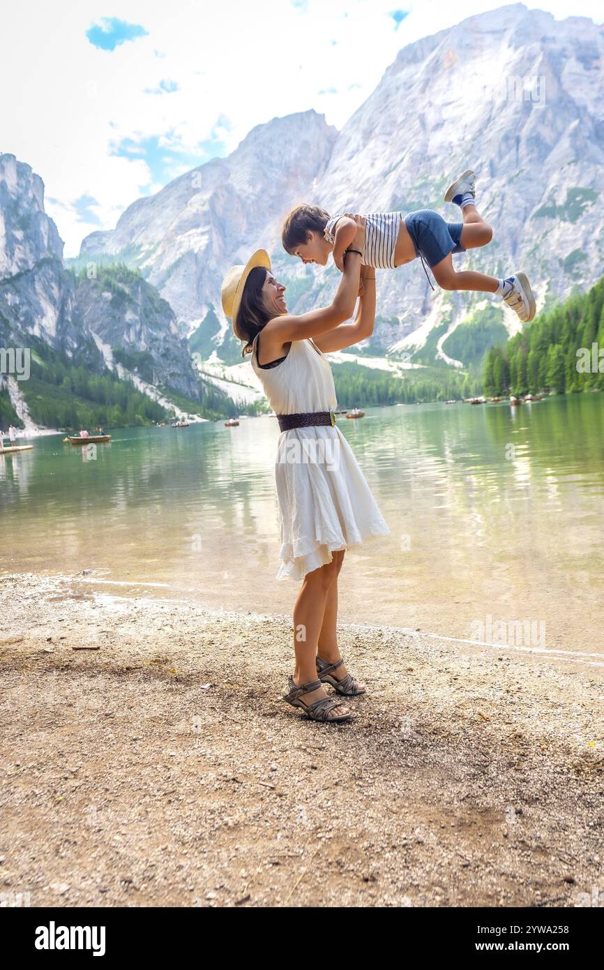 Glückliche Mutter zieht ihren Sohn auf und genießt Sommerurlaub am pragser wildsee in den dolomiten, Südtirol, italienischen alpen Stockfoto