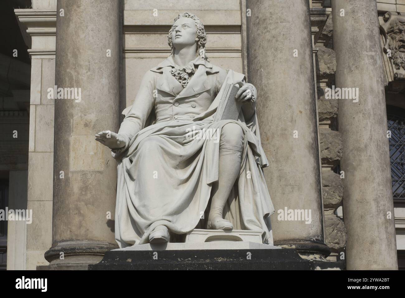 Blick auf die Statue des deutschen Dichters Friedrich Schiller vor der Semperoper. Dresden, Deutschland, Europa Stockfoto Blick auf die Statue des deutschen Dichters Friedrich Schiller vor der Semperoper. Dresden, Deutschland, Europa Stockfoto