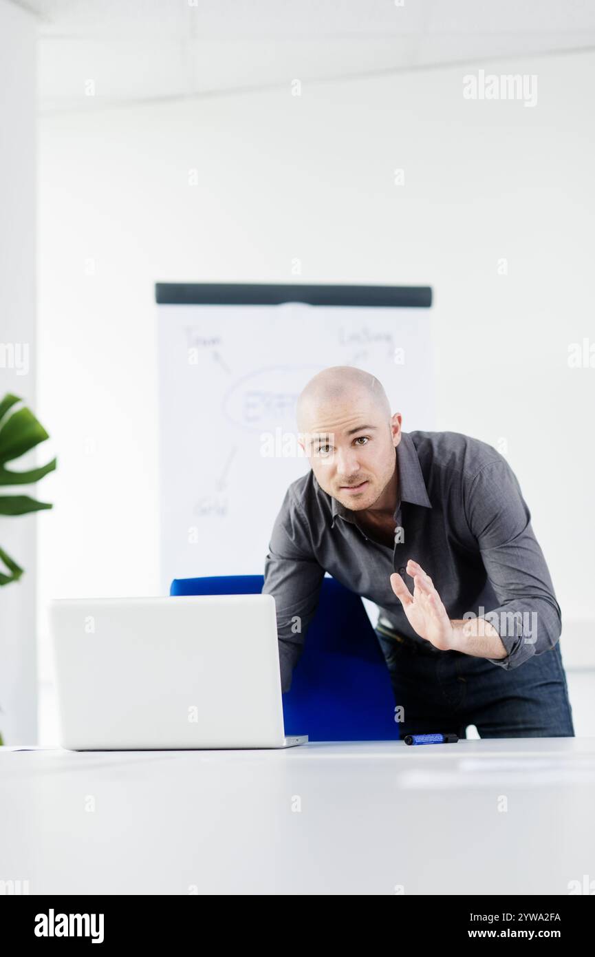 Mann im Büro Stockfoto