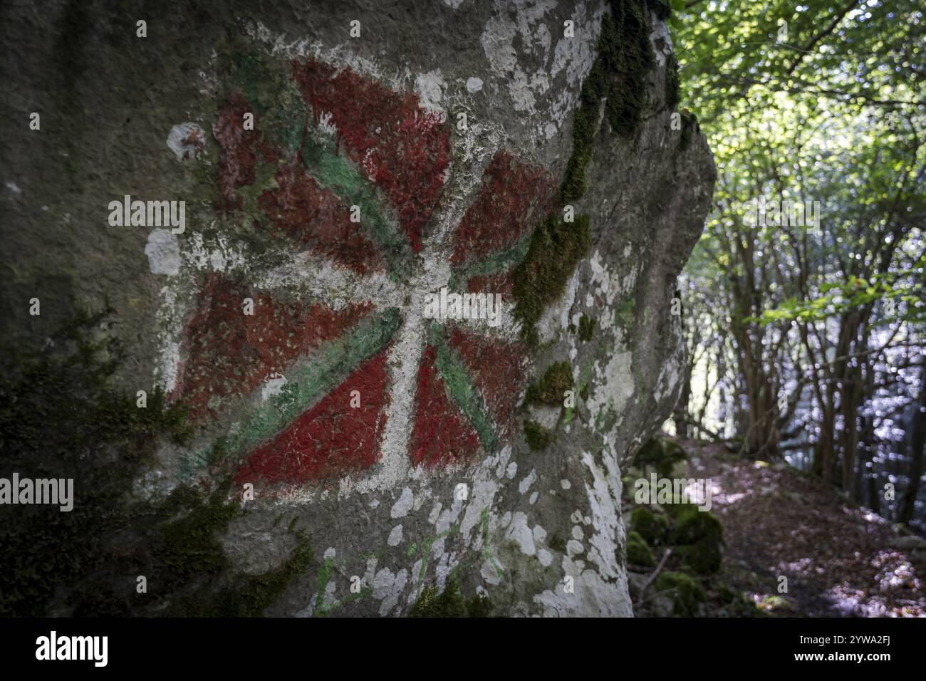 Baskenflagge auf dem Felsen gemalt, Ikurrina, GR 20 Trail, Rundweg nach Aralar, Aralar Naturpark, Guipuzcoa-Navarra, Spanien, Europa Stockfoto