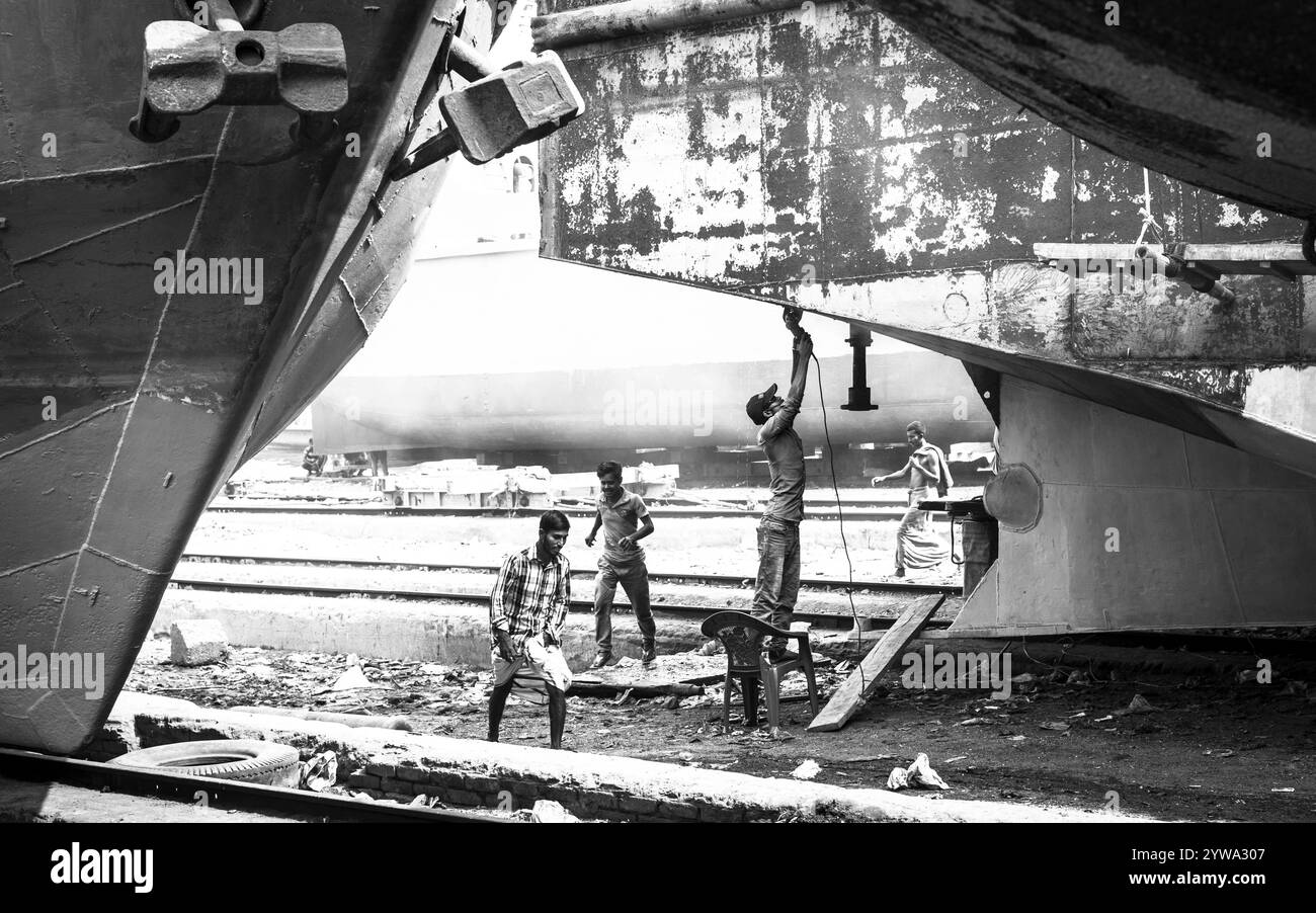 Arbeiter, die Schiffe reparieren, Monochrom, Dhaka, Bangladesch, Asien Stockfoto