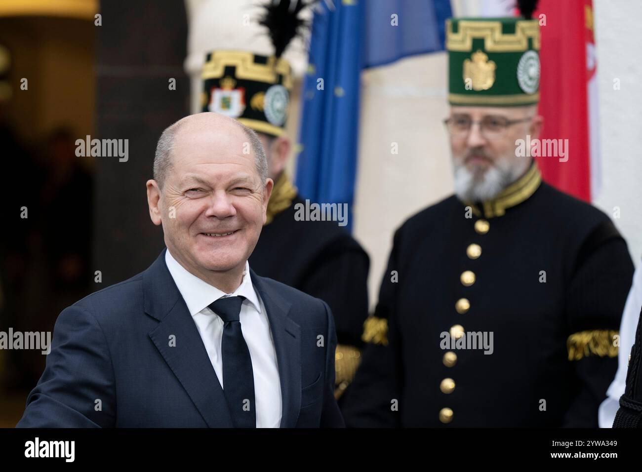 Freiberg, Deutschland. Dezember 2024. Bundeskanzler Olaf Scholz (SPD) steht vor dem sächsischen Bergbauamt. Das Thema des Treffens mit dem serbischen Präsidenten im Erzgebirge ist die nachhaltige Lithiumgewinnung für Batterien für Elektroautos. Quelle: Sebastian Kahnert/dpa/Alamy Live News Stockfoto