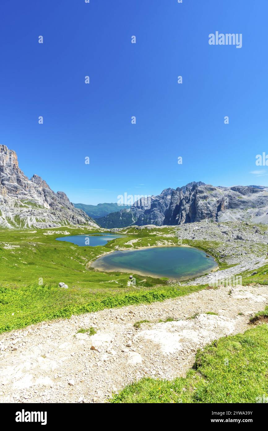 Atemberaubender Blick auf die Bergseen inmitten der majestätischen Gipfel der dolomiten lädt Wanderer ein, die atemberaubende natürliche Schönheit italiens zu erkunden. Stockfoto