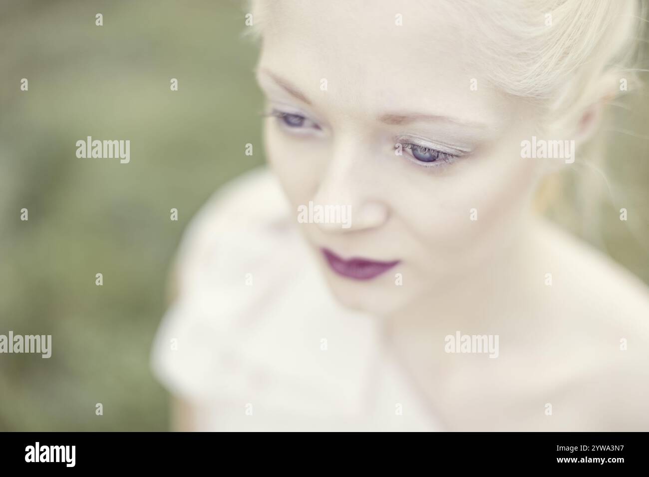 Blonde, junge Frau mit rotem Lippenstift Stockfoto