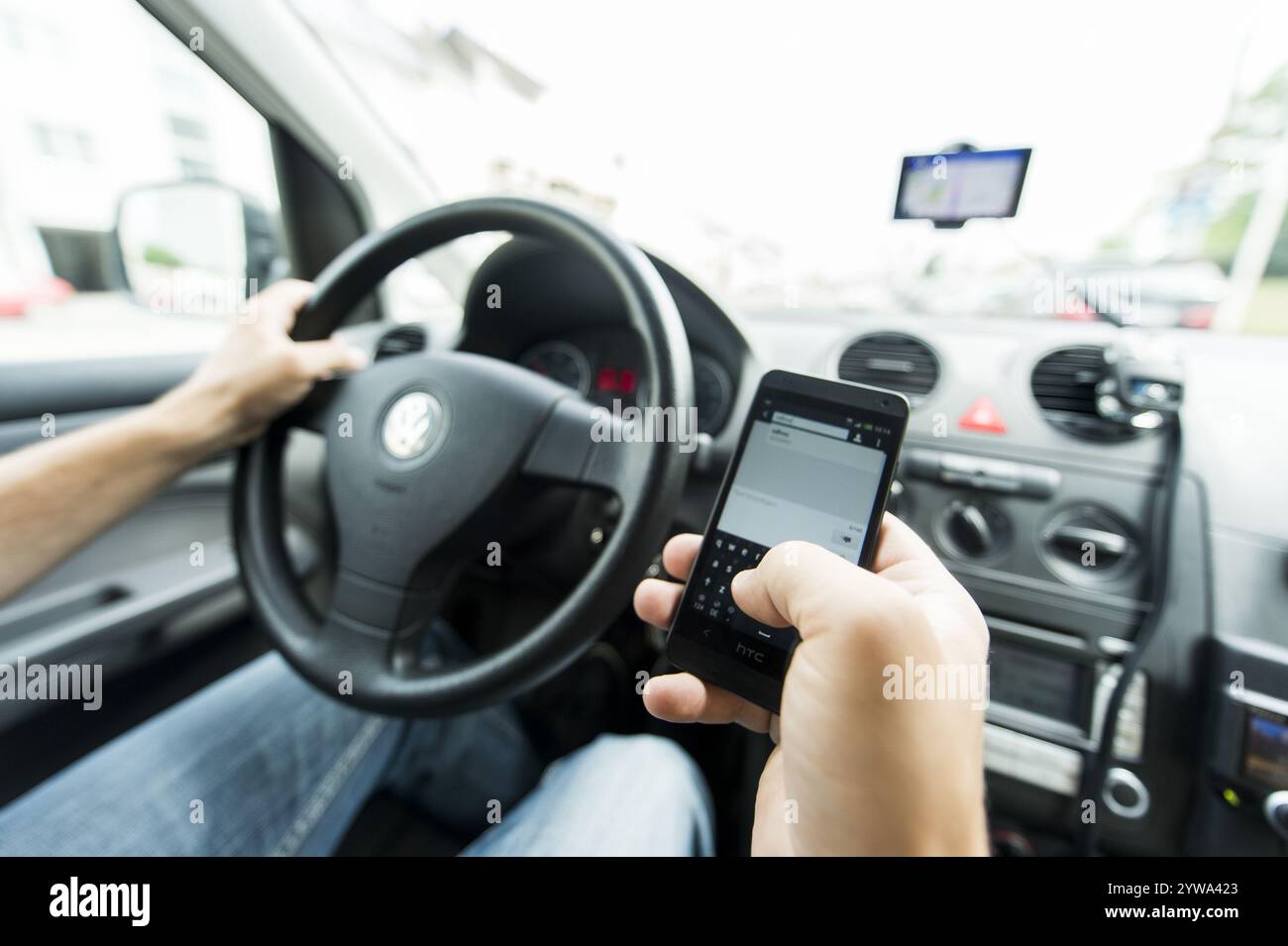 SMS schreiben waehrend der Autofahrt, eine SMS schreiben, während man Auto fährt Stockfoto