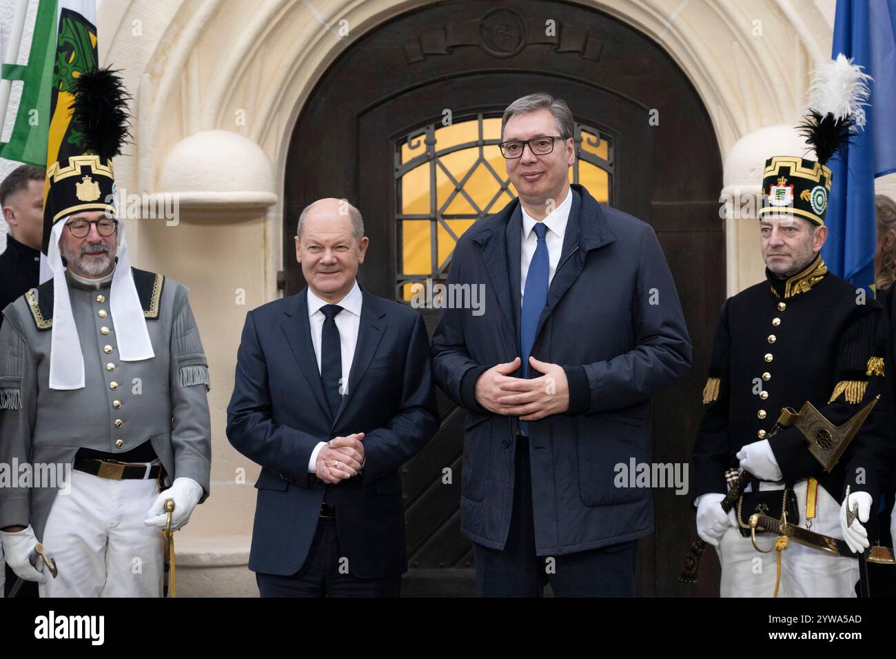 Freiberg, Deutschland. Dezember 2024. Bundeskanzler Olaf Scholz (SPD, l) und der serbische Präsident Aleksandar Vucic stehen vor dem sächsischen Oberbergamt. Thema des Treffens im Erzgebirge ist die nachhaltige Lithiumgewinnung für Batterien für Elektroautos. Quelle: Sebastian Kahnert/dpa/Alamy Live News Stockfoto
