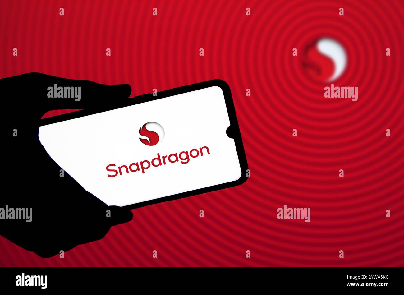Smartphone mit qualcomm snapdragon Logo, ein Verfahren für Telefone. Dhaka, Bangladesch 30. April 2024. Stockfoto