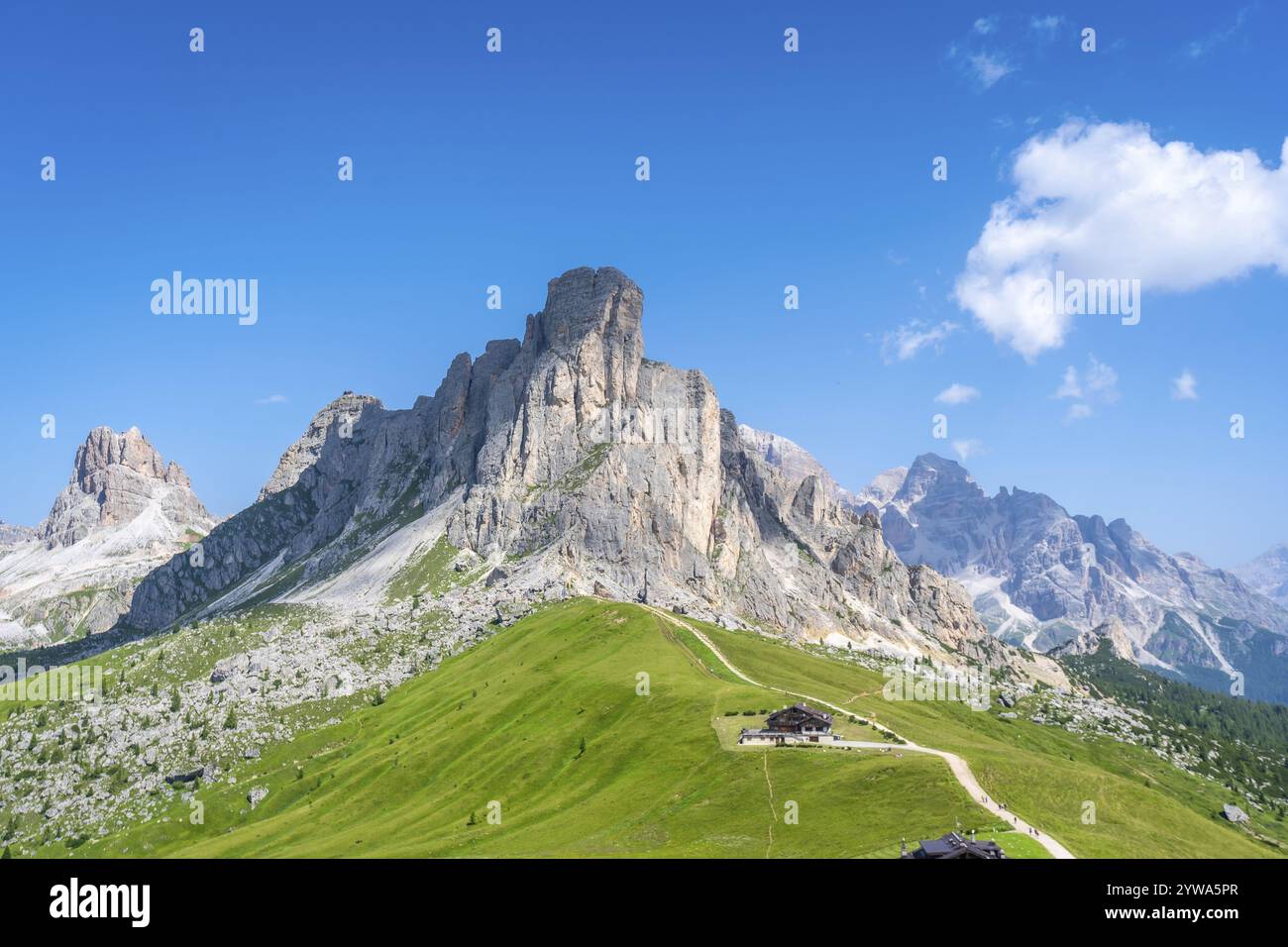 Atemberaubende Landschaft mit den zerklüfteten gipfeln und grünen Hängen des passo giau in den italienischen dolomiten, getaucht in der warmen Sommersonne Stockfoto