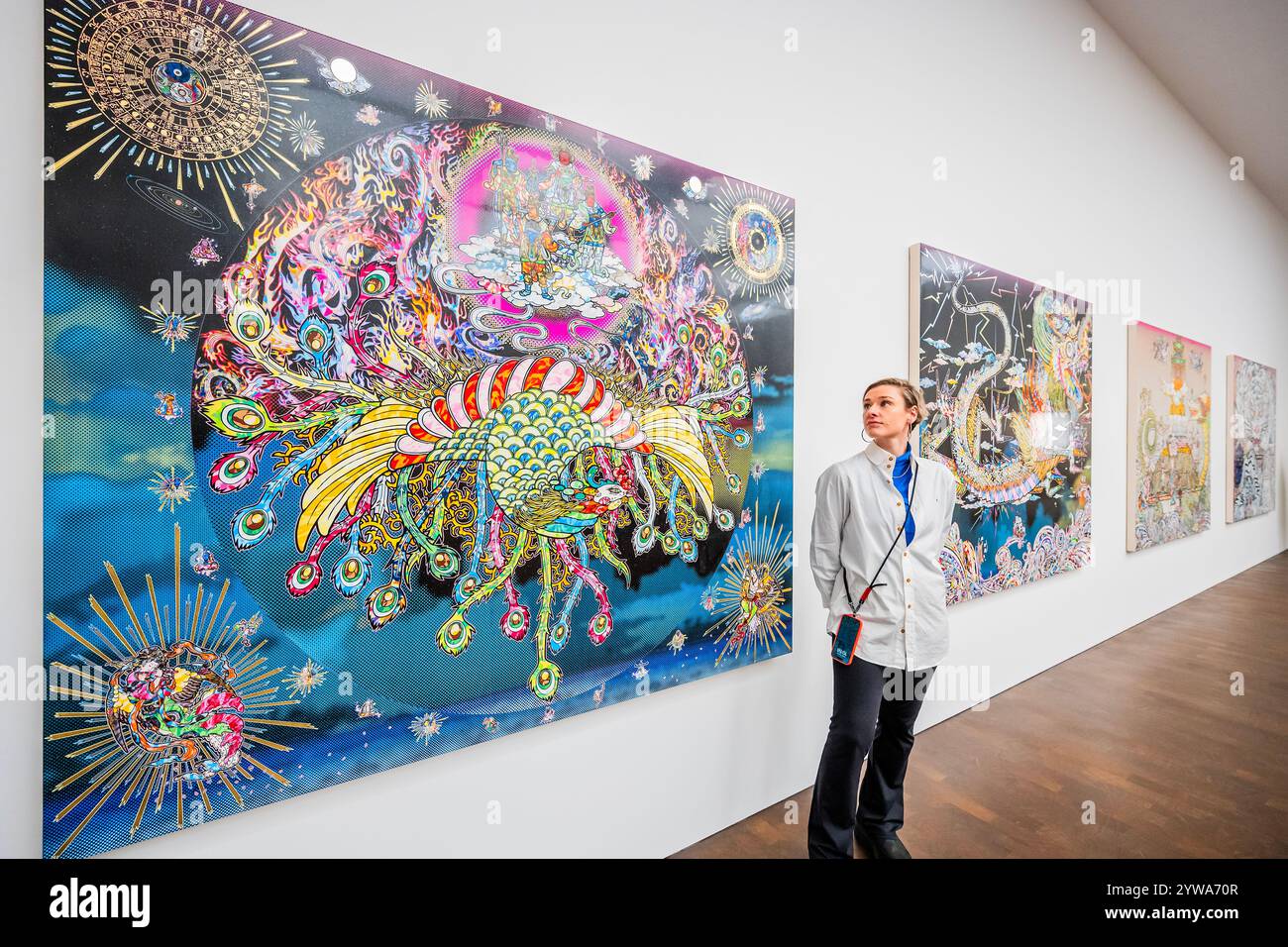 London, Großbritannien. Dezember 2024. Flaming Vermillion Bird, 2024 und andere Werke - Japanische Kunstgeschichte à la Takashi Murakami eine neue Ausstellung von Takashi Murakami, seine größte Ausstellung in London seit 15 Jahren, im Gagosian Grosvenor Hill, London. Es bietet seine eigenen Neuinterpretationen einiger der wichtigsten Kunstwerke der japanischen Kunstgeschichte, wobei KI-generierte Bilder mit handgemalten Elementen kombiniert werden. Er übernahm auch den Gagosian Gallery Shop in Burlington Arcade, um zweihundert T-Shirts in limitierter Auflage zu veröffentlichen, die der Künstler entworfen hatte. Guy Bell/Alamy Live News Stockfoto