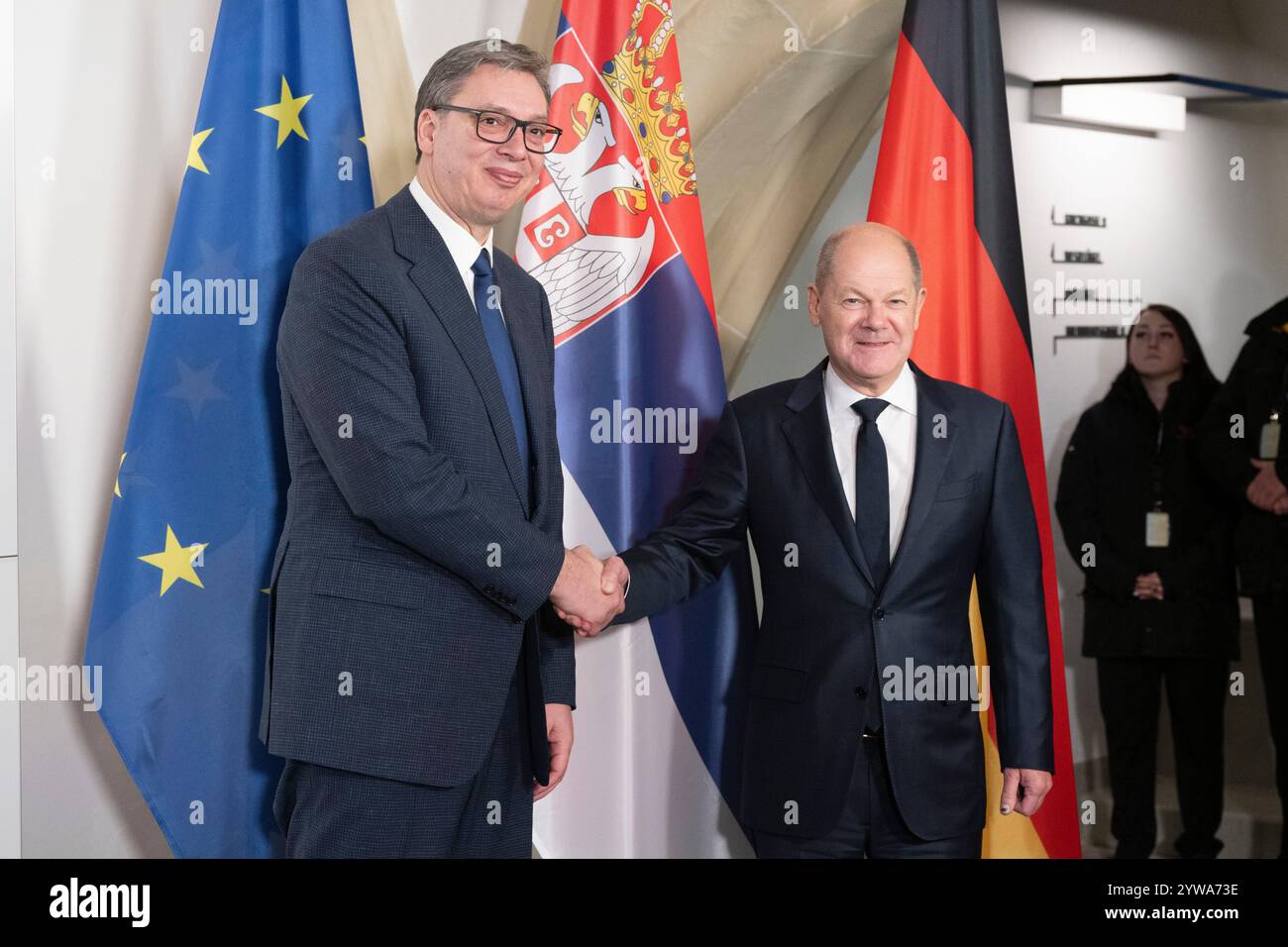 Freiberg, Deutschland. Dezember 2024. Bundeskanzler Olaf Scholz (SPD, rechts) und Aleksandar Vucic, Präsident Serbiens, stehen im sächsischen Oberbergamt. Thema des Treffens im Erzgebirge ist die nachhaltige Lithiumgewinnung für Batterien für Elektroautos. Quelle: Sebastian Kahnert/dpa/Alamy Live News Stockfoto