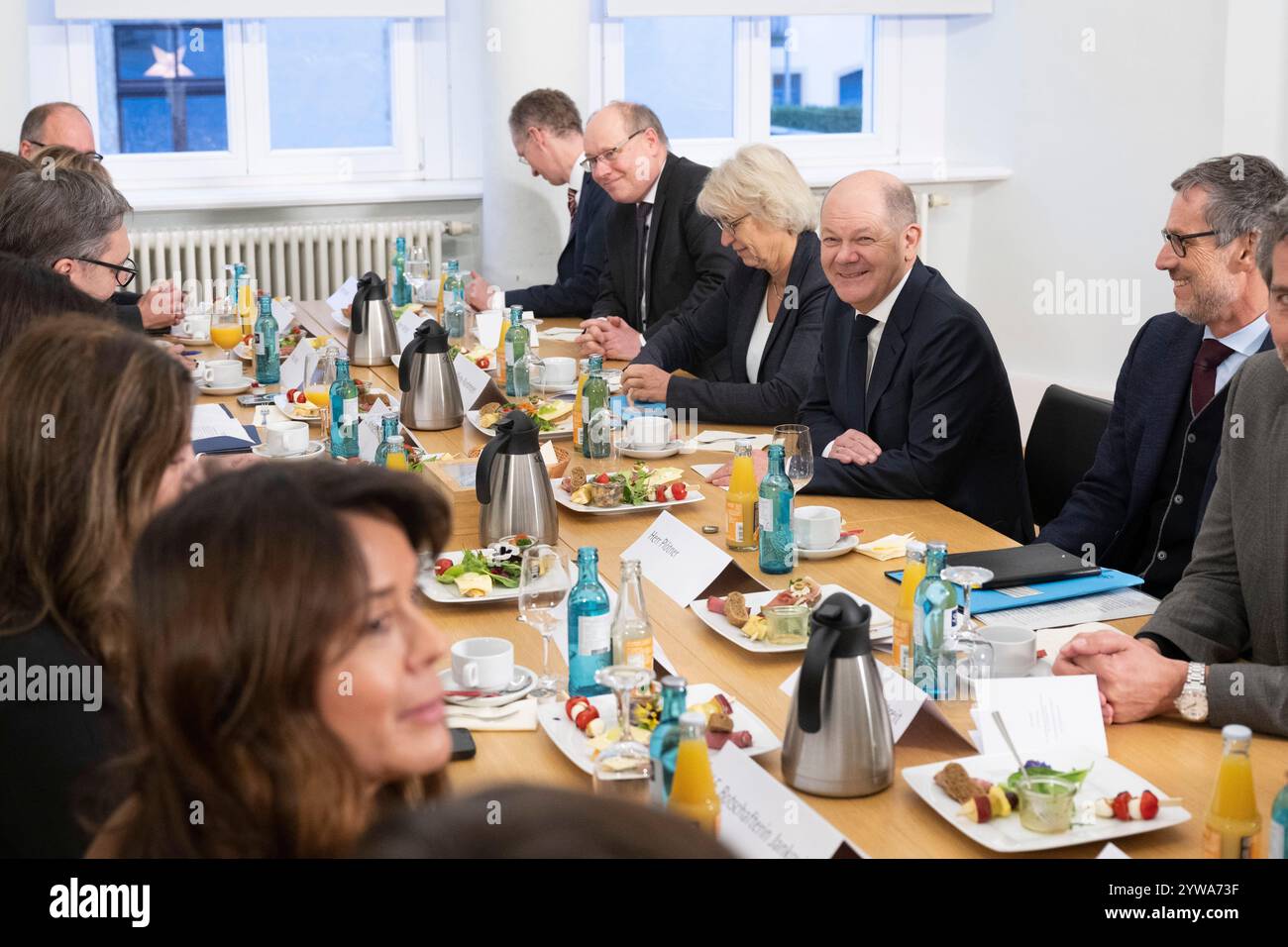 Freiberg, Deutschland. Dezember 2024. Bundeskanzler Olaf Scholz (SPD, rechts) sitzt bei einem Delegationsgespräch mit dem serbischen Präsidenten im Sächsischen Oberbergamt an einem Tisch. Thema des Treffens im Erzgebirge ist die nachhaltige Lithiumgewinnung für Batterien für Elektroautos. Quelle: Sebastian Kahnert/dpa/Alamy Live News Stockfoto