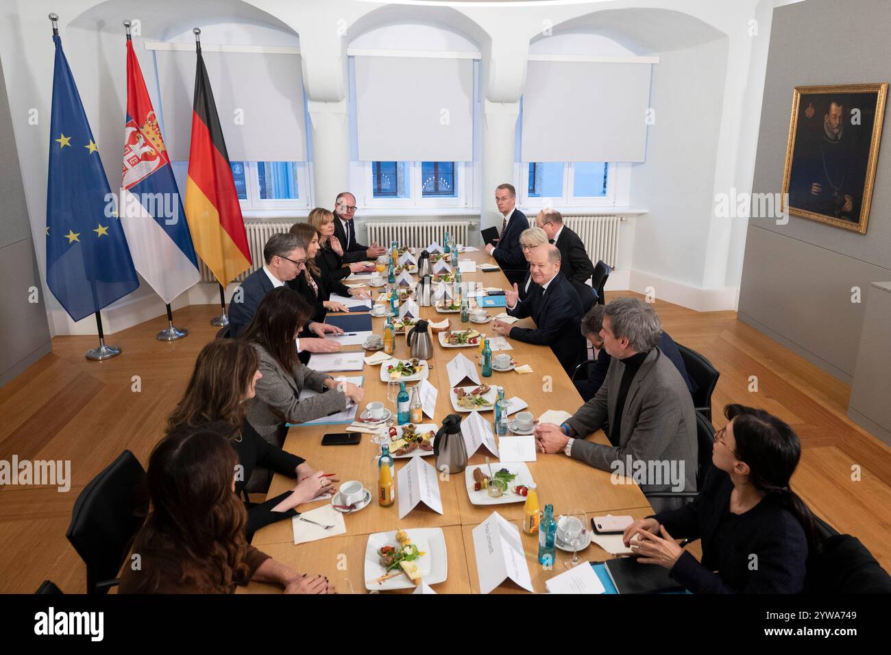Freiberg, Deutschland. Dezember 2024. Bundeskanzler Olaf Scholz (SPD, r) und der serbische Präsident Aleksandar Vucic (l) sitzen bei einer Delegationssitzung im Sächsischen Oberbergamt an einem Tisch. Thema des Treffens im Erzgebirge ist die nachhaltige Lithiumgewinnung für Batterien für Elektroautos. Quelle: Sebastian Kahnert/dpa/Alamy Live News Stockfoto