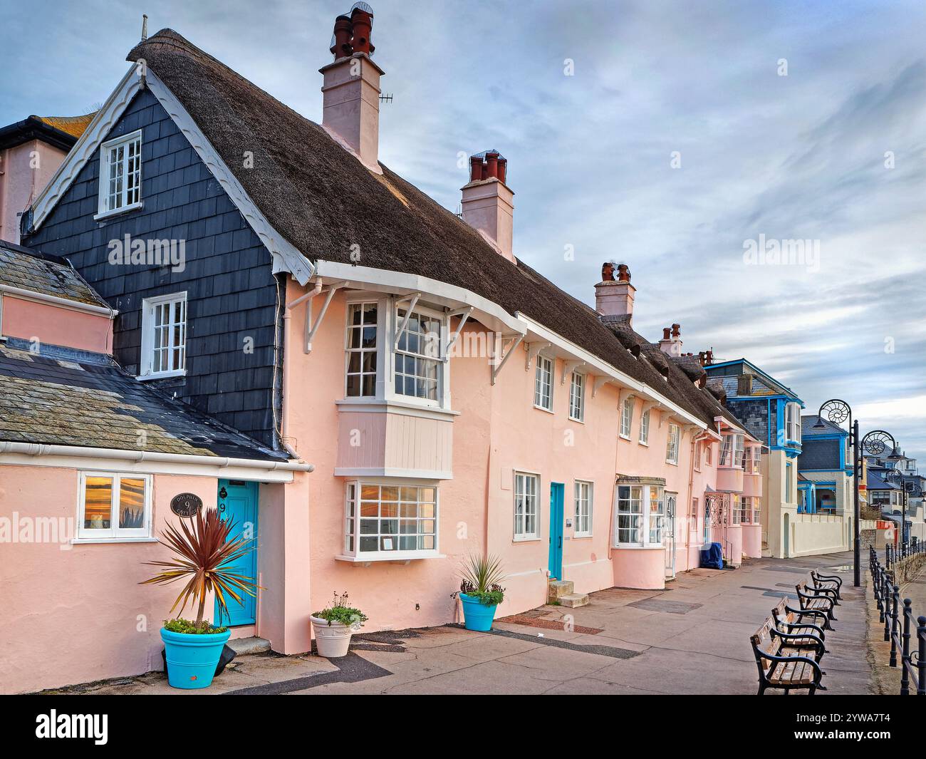 UK, Dorset, Lyme Regis, Reetdachhäuser auf der Marine Parade. Stockfoto
