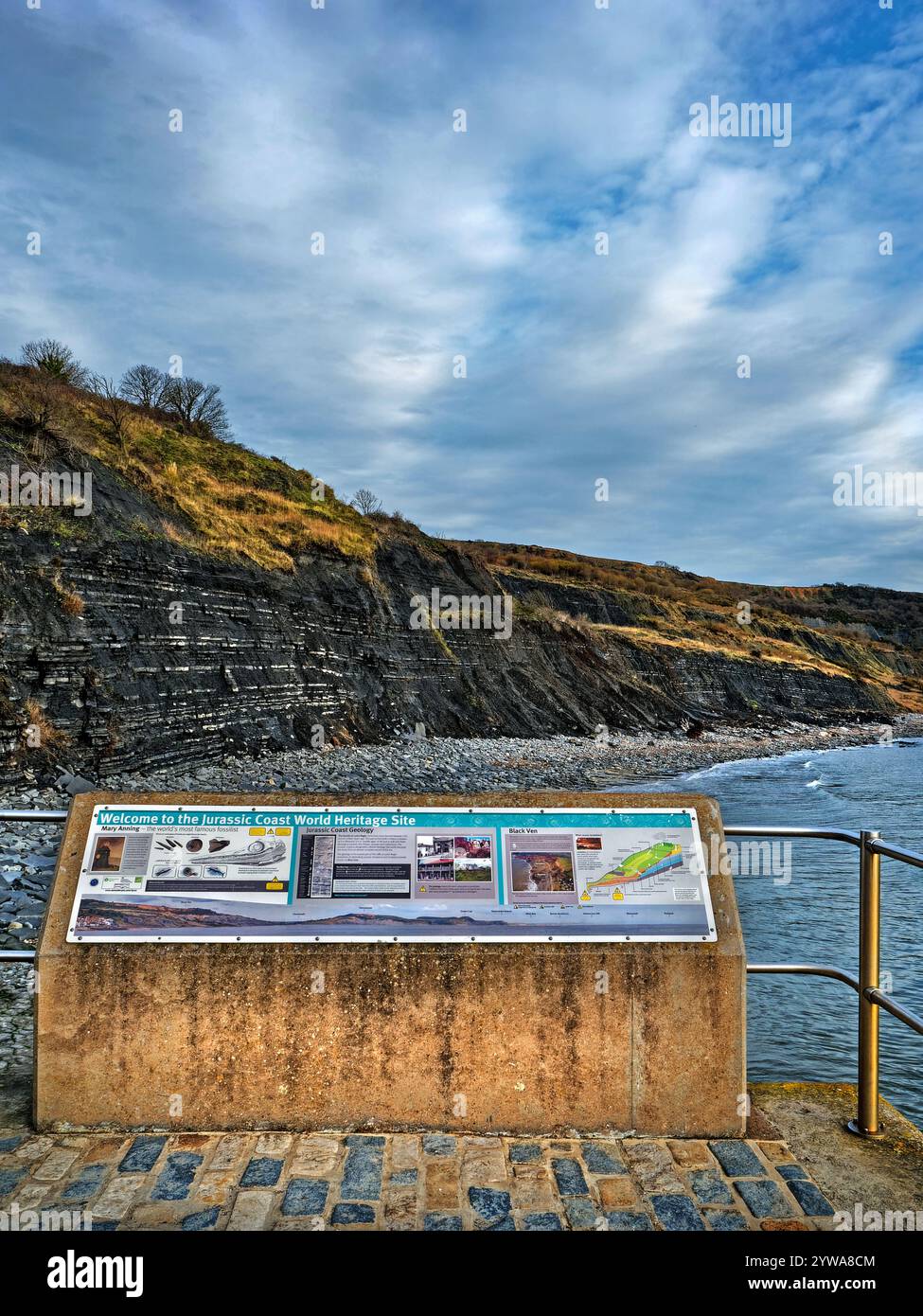 UK, Dorset, Lyme Regis, Information Board und Jurassic Coastline. Stockfoto
