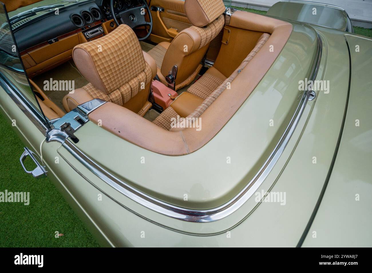 1982 R107 Mercedes 280SL klassischer deutscher Sportwagen mit Soft- und Hardtop-Optionen Stockfoto