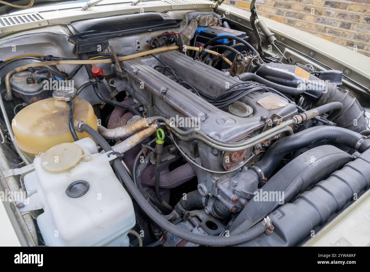 Motor in einem 1982 R107 Mercedes 280SL klassischer deutscher Sportwagen mit Soft- und Hardtop-Optionen Stockfoto
