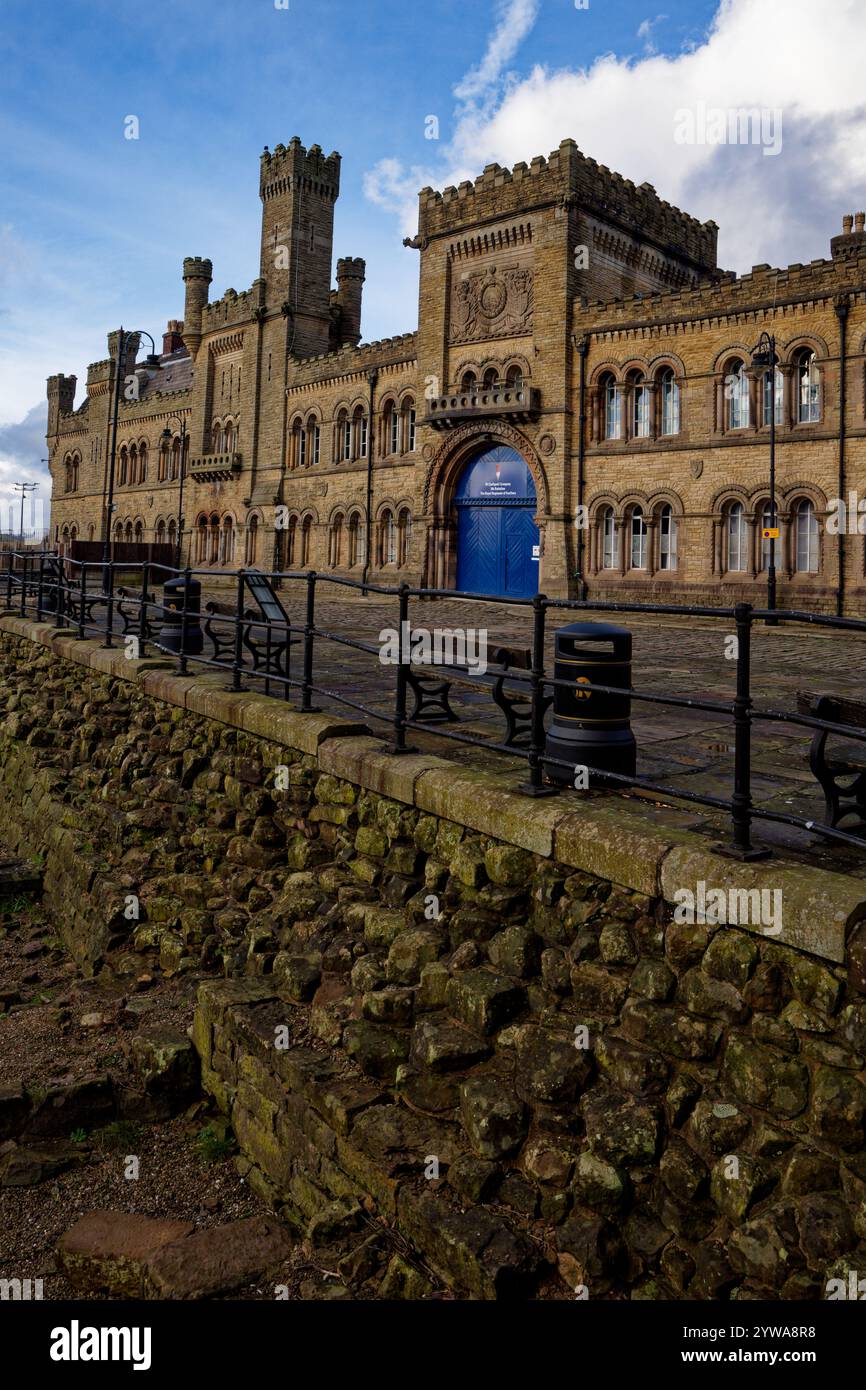 Das stillgelegte Bury Armoury steht über den Ruinen von Bury Castle, Bury, Lancashire. Stockfoto