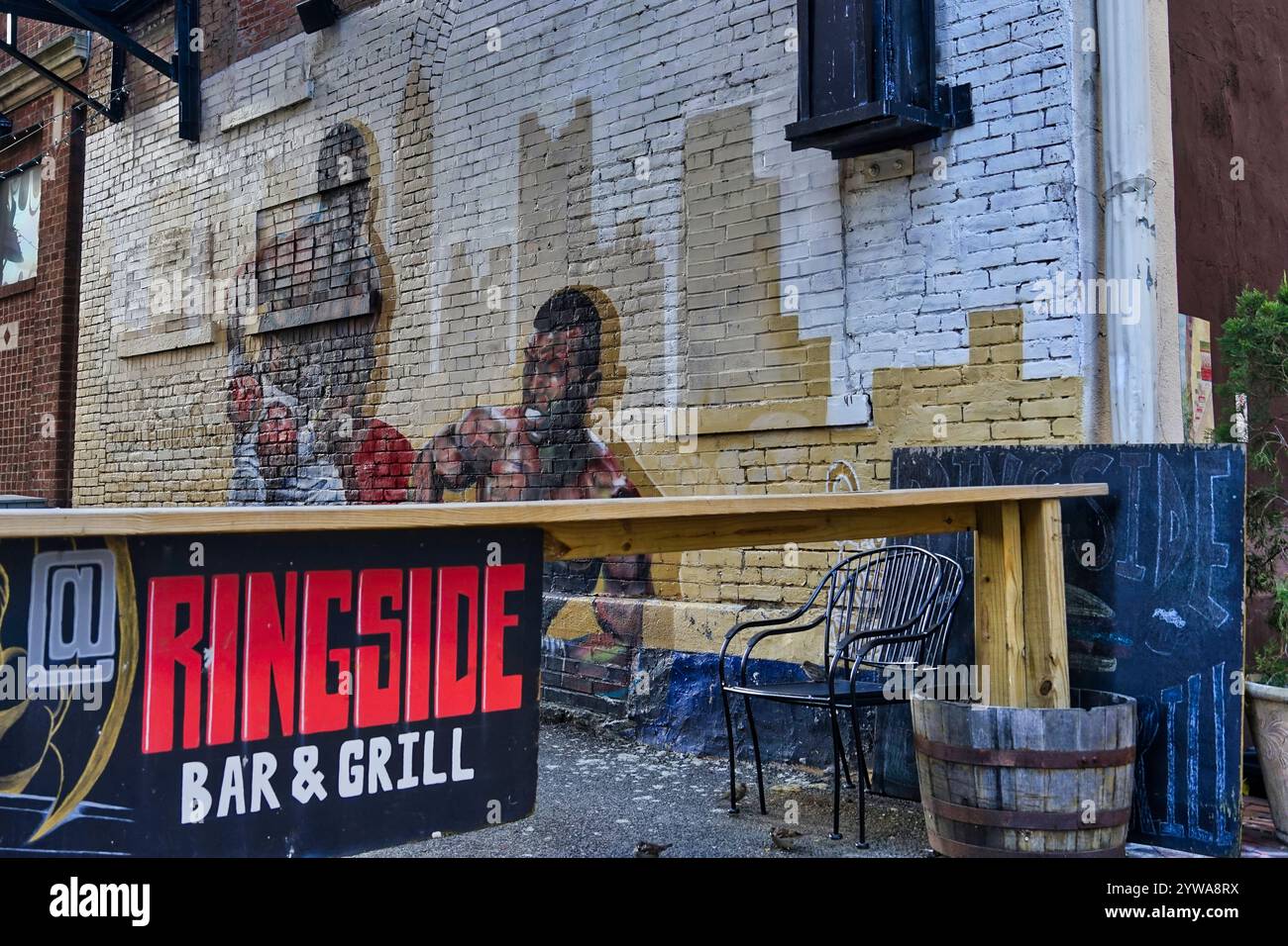 Street Art im Ringside Grill, einem berühmten Columbus Ohio Restaurant. Das Wandbild zeigt die Niederlage von Buster Douglas gegen den Boxer Mike Tyson. USA 2024 Stockfoto