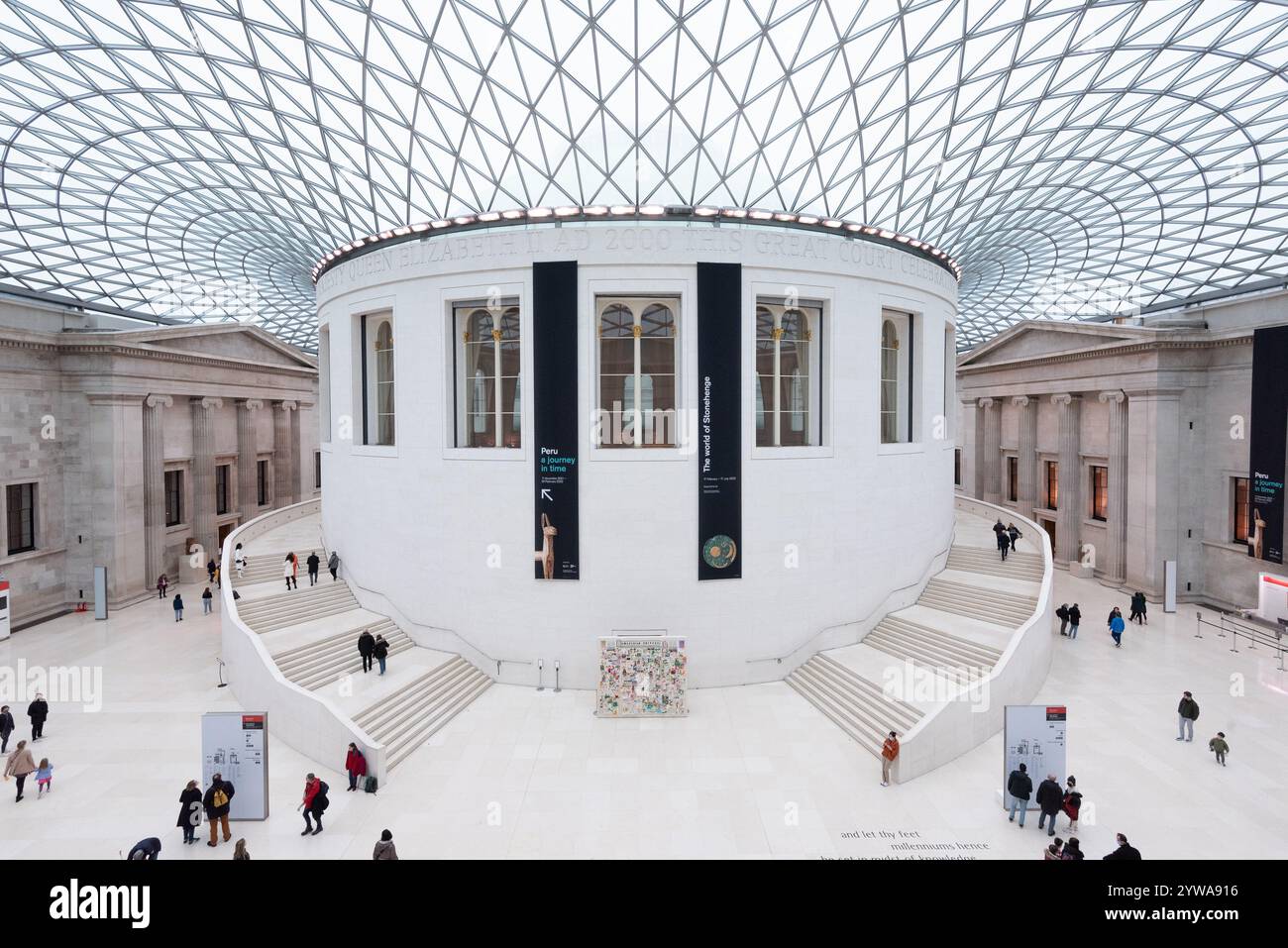 Der Great Court des British Museum, entworfen von Foster und Partners, umschließt den Lesesaal und bildet Europas größten überdachten öffentlichen Platz. Stockfoto