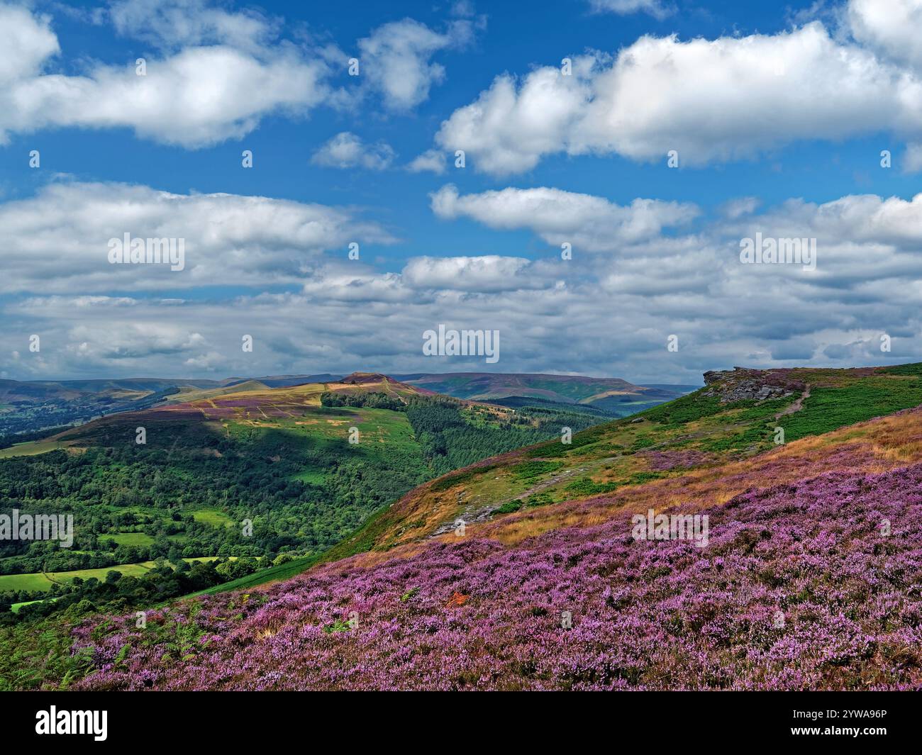 Großbritannien, Derbyshire, Peak District, Bamford Edge, Great Tor mit Blick auf Win Hill. Stockfoto