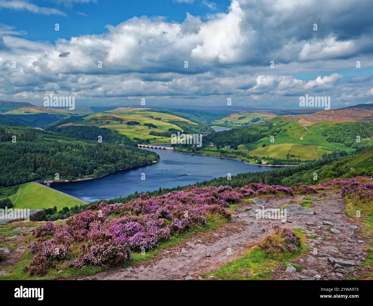 Großbritannien, Derbyshire, Peak District, Ladybower Reservoir ab Bamford Edge. Stockfoto