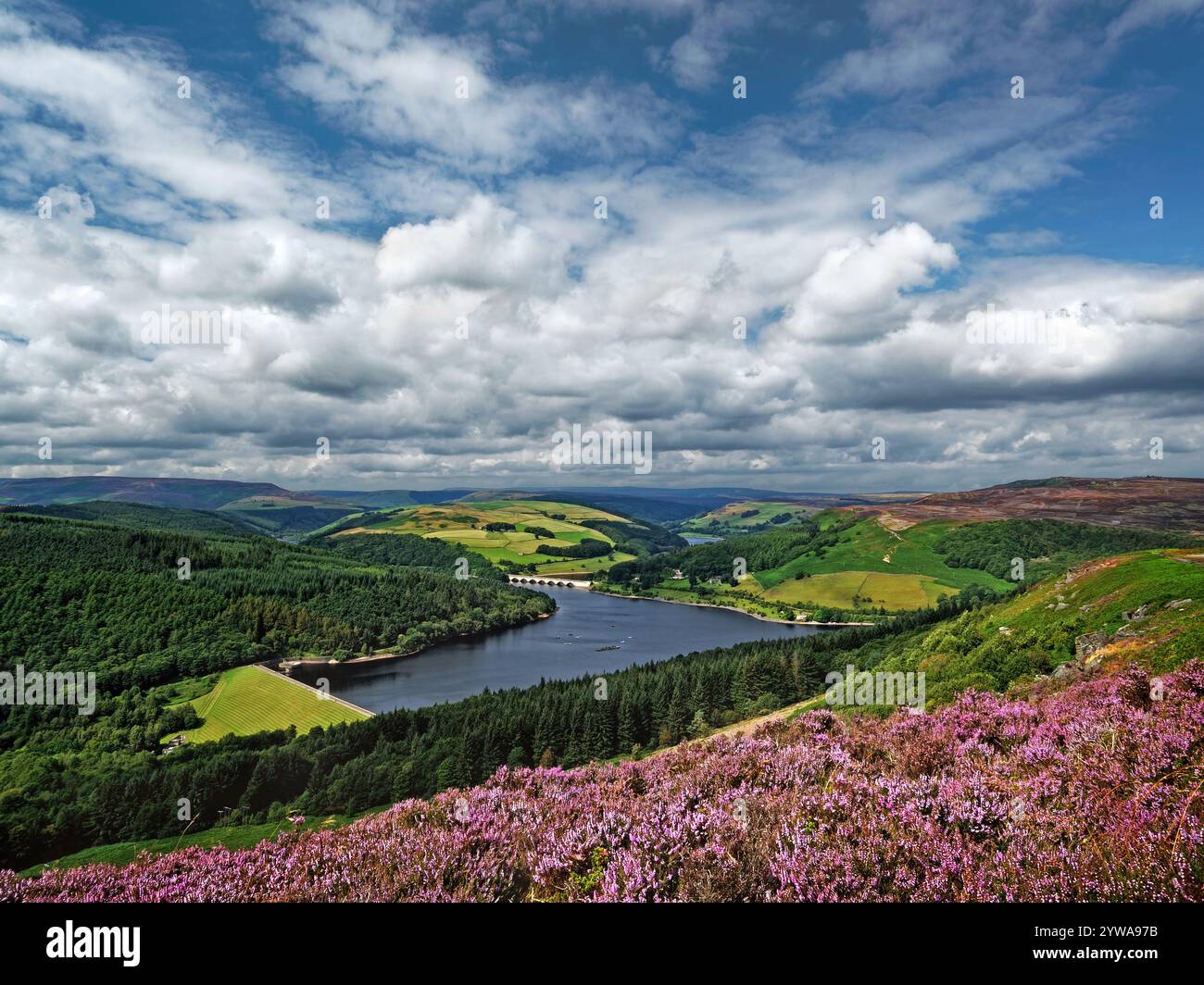 Großbritannien, Derbyshire, Peak District, Ladybower Reservoir ab Bamford Edge. Stockfoto