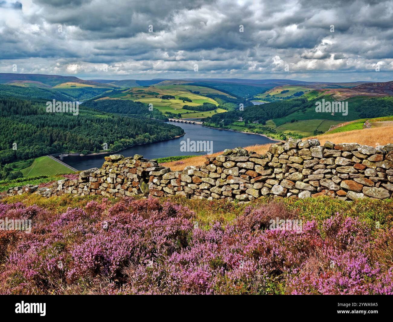 Großbritannien, Derbyshire, Peak District, Ladybower Reservoir ab Bamford Edge. Stockfoto