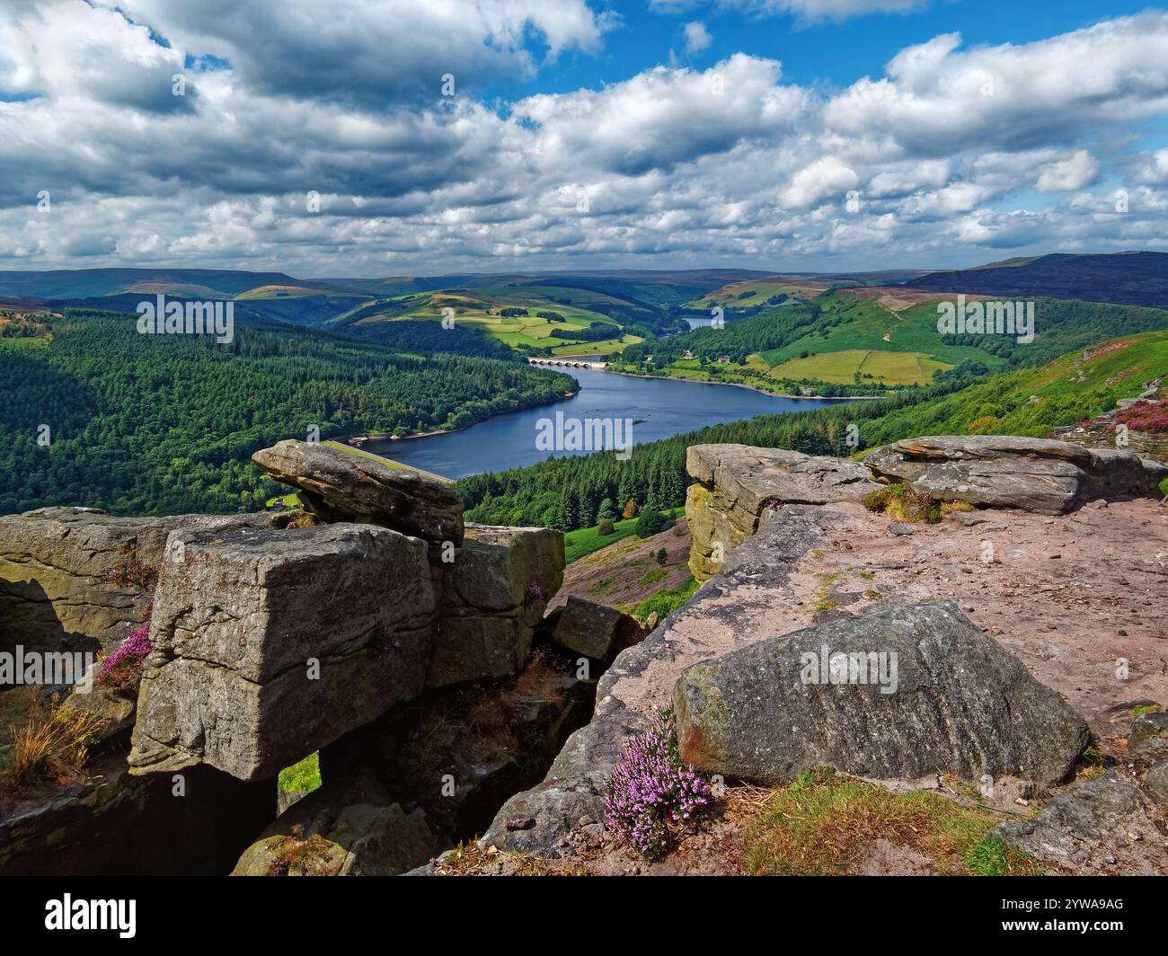Großbritannien, Derbyshire, Peak District, Ladybower Reservoir ab Bamford Edge. Stockfoto