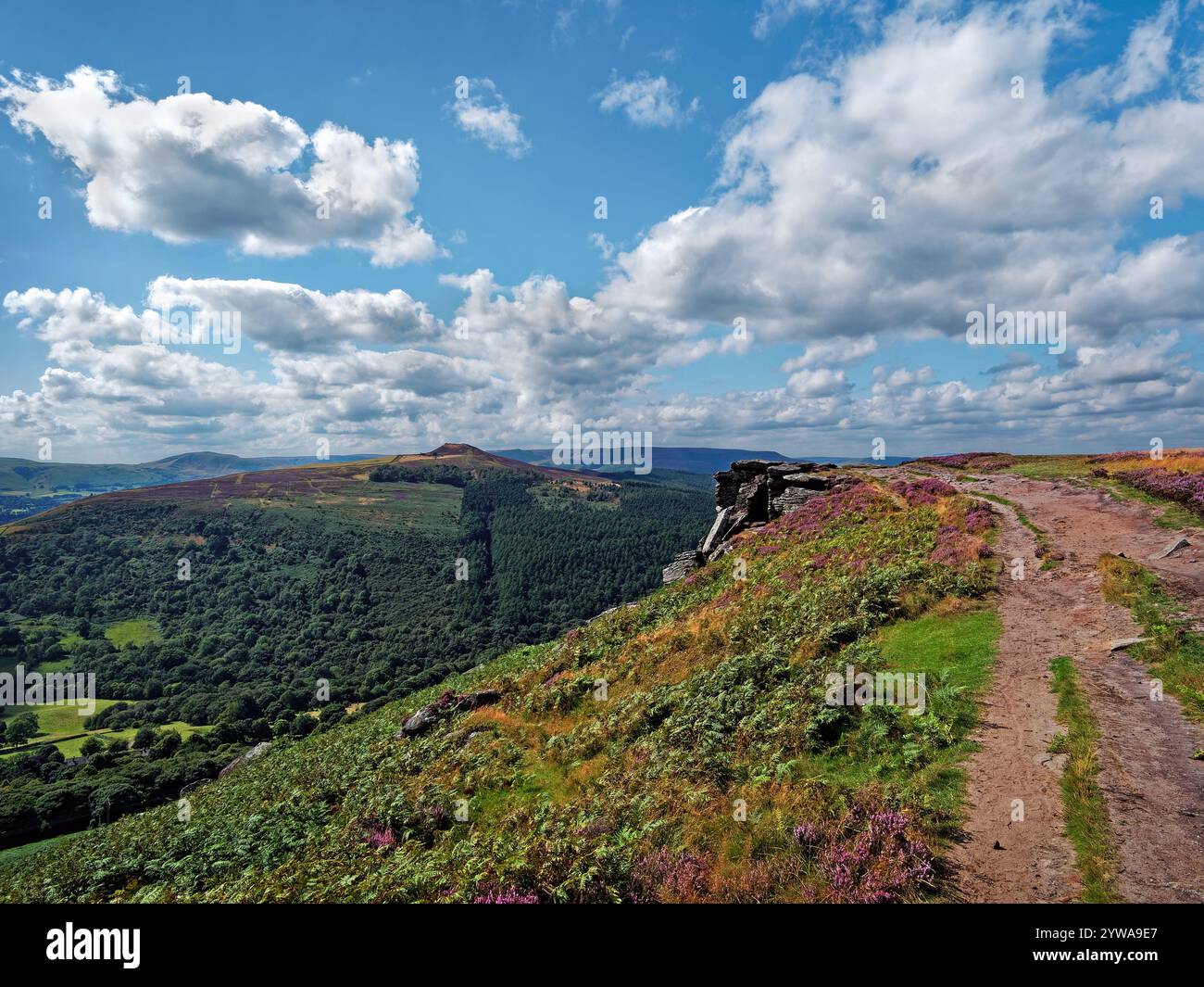 Großbritannien, Derbyshire, Peak District, Bamford Edge, Great Tor mit Blick auf Win Hill. Stockfoto