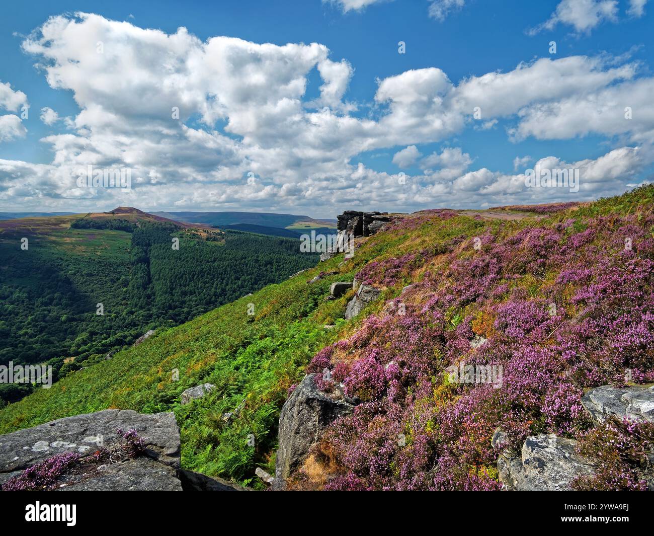 Großbritannien, Derbyshire, Peak District, Bamford Edge, Great Tor mit Blick auf Win Hill. Stockfoto