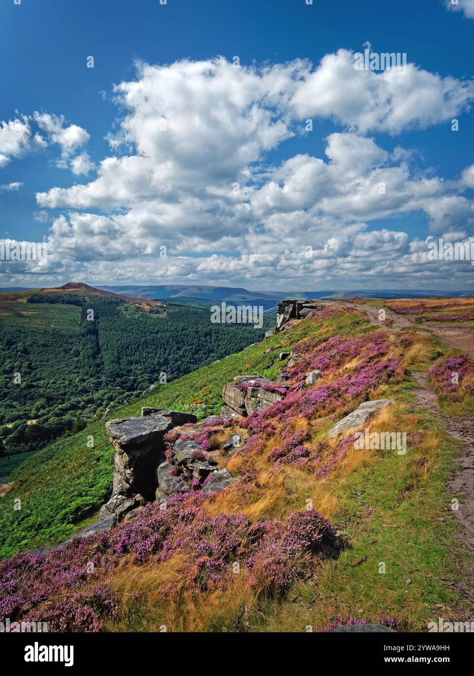 Großbritannien, Derbyshire, Peak District, Bamford Edge, Great Tor mit Blick auf Win Hill. Stockfoto