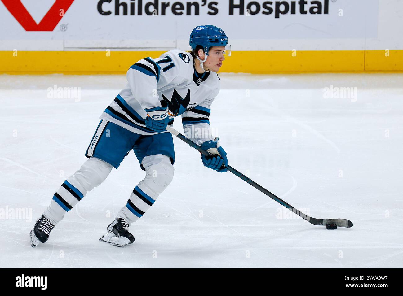 SUNRISE, FL – 07. DEZEMBER: San Jose Sharks Macklin Celebrini (71) von San Jose Sharks in Aktion gegen Florida Panthers (Foto: Chris Arjoon) Stockfoto