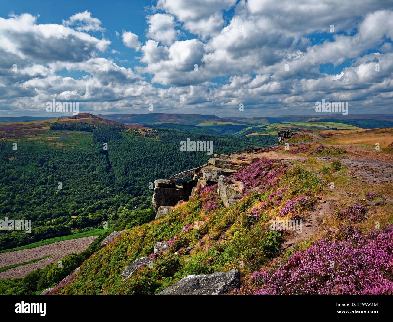 Großbritannien, Derbyshire, Peak District, Bamford Edge, Great Tor mit Blick auf Win Hill. Stockfoto