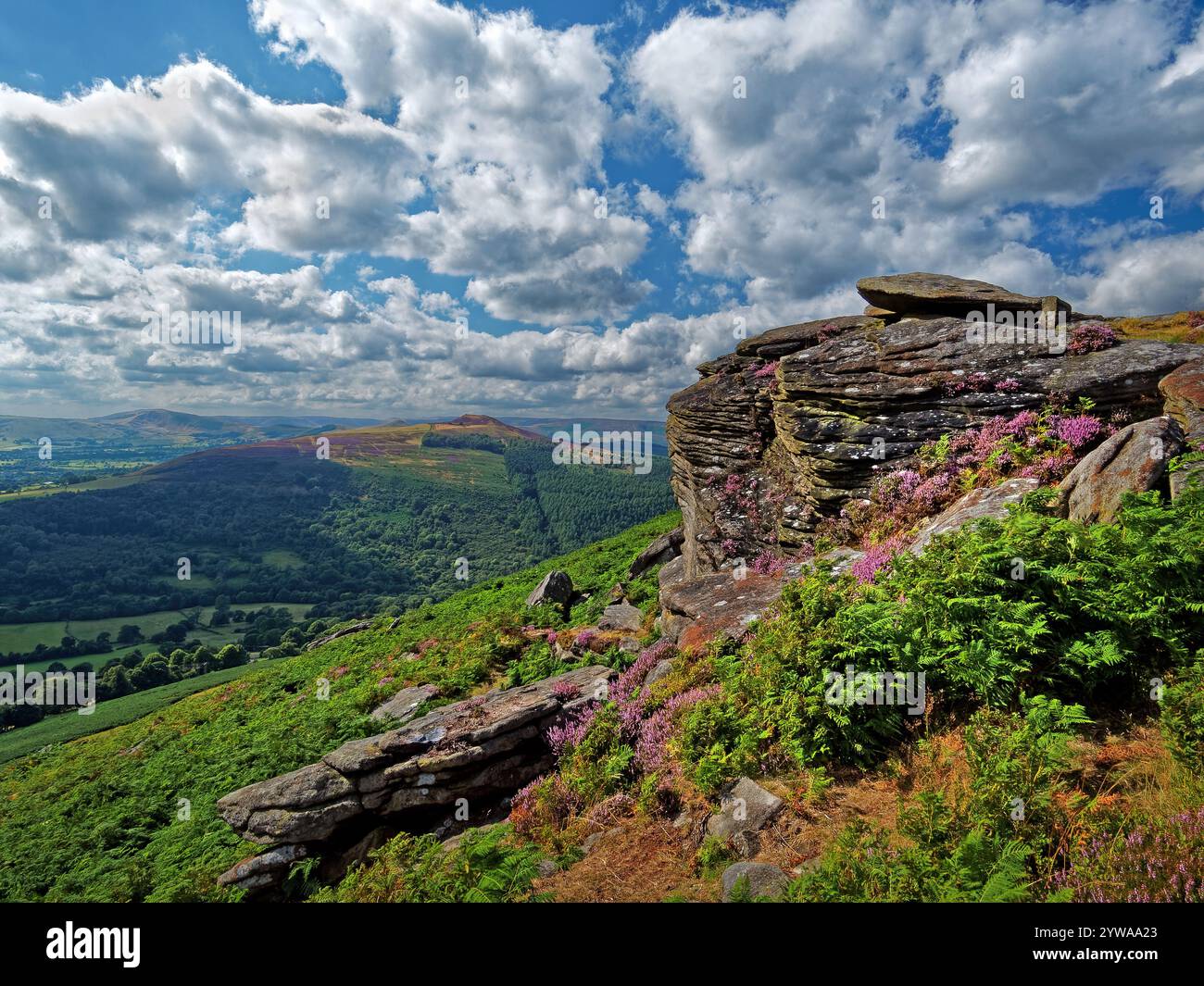 Großbritannien, Derbyshire, Peak District, Bamford Edge, Great Tor mit Blick auf Win Hill. Stockfoto