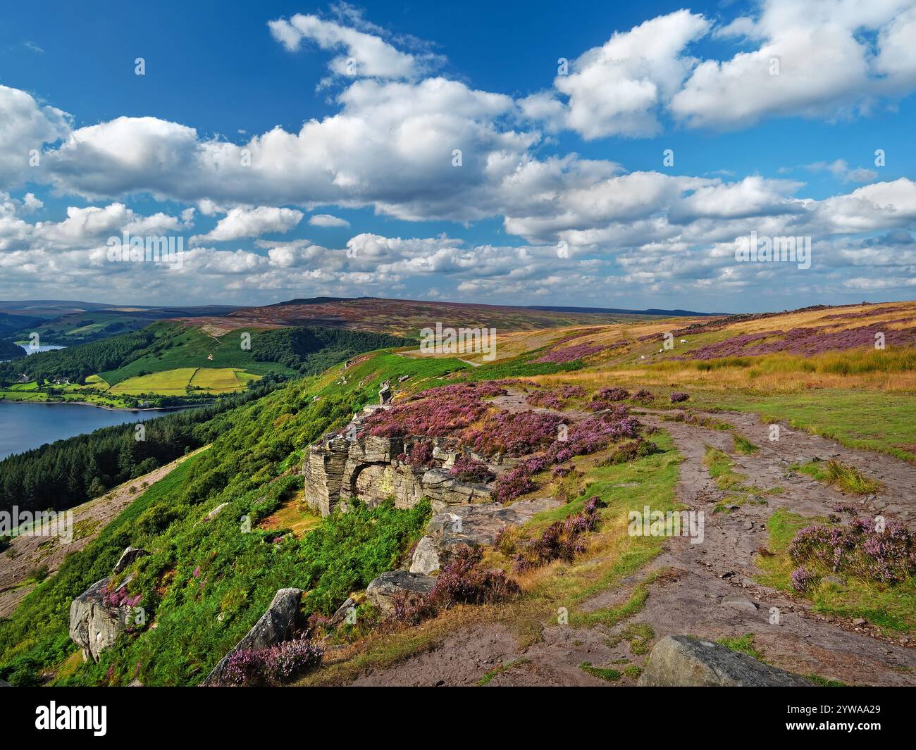 Großbritannien, Derbyshire, Peak District, Blick auf Ladybower Reservoir und Derwent Edge von Bamford Edge. Stockfoto